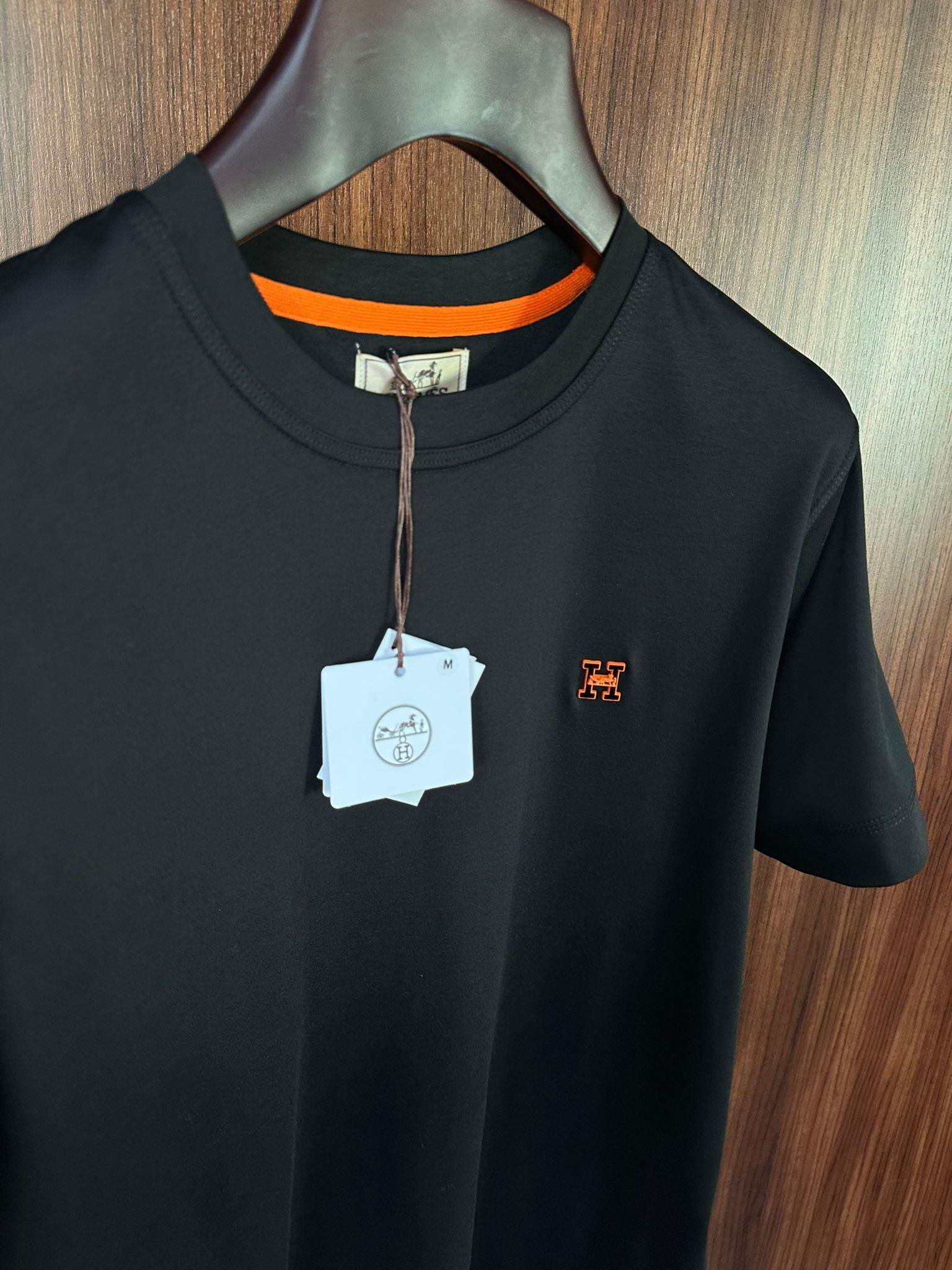 Göğüs Metal Logolu Bisiklet Yaka T-Shirt