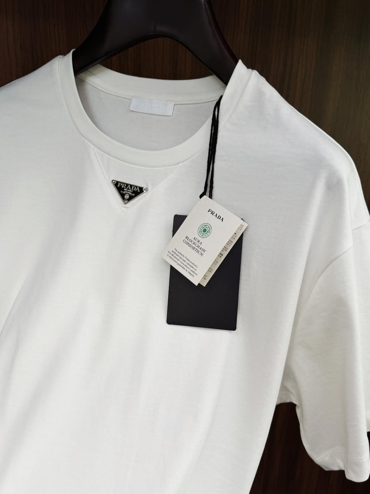 Göğüs Metal Logolu T-Shirt