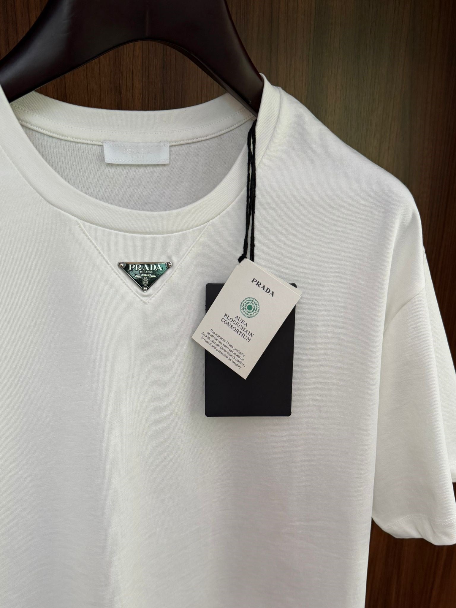 Göğüs Metal Logolu T-Shirt