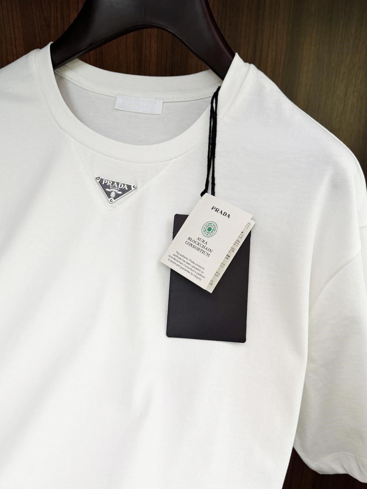Göğüs Metal Logolu T-Shirt