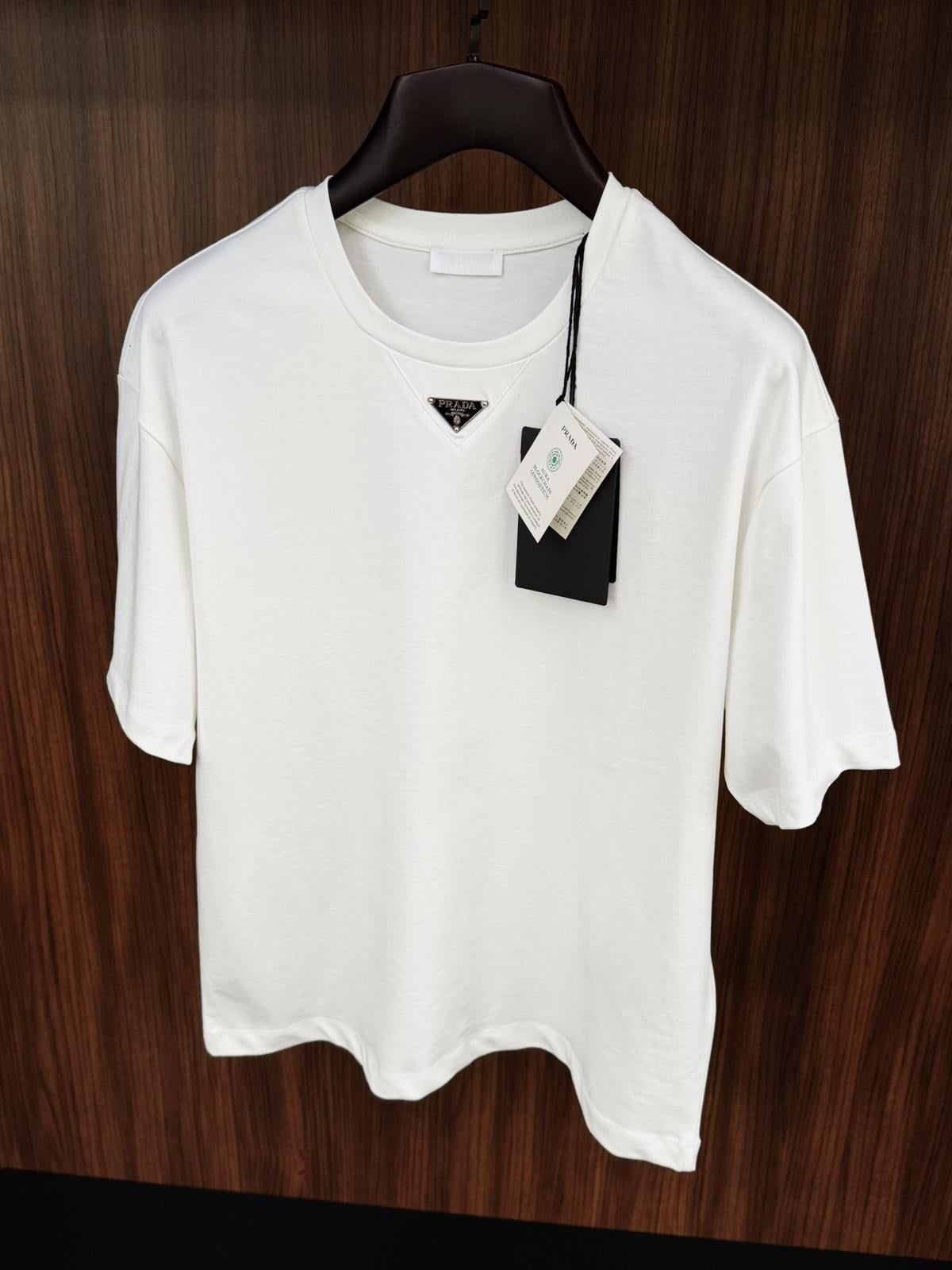 Göğüs Metal Logolu T-Shirt