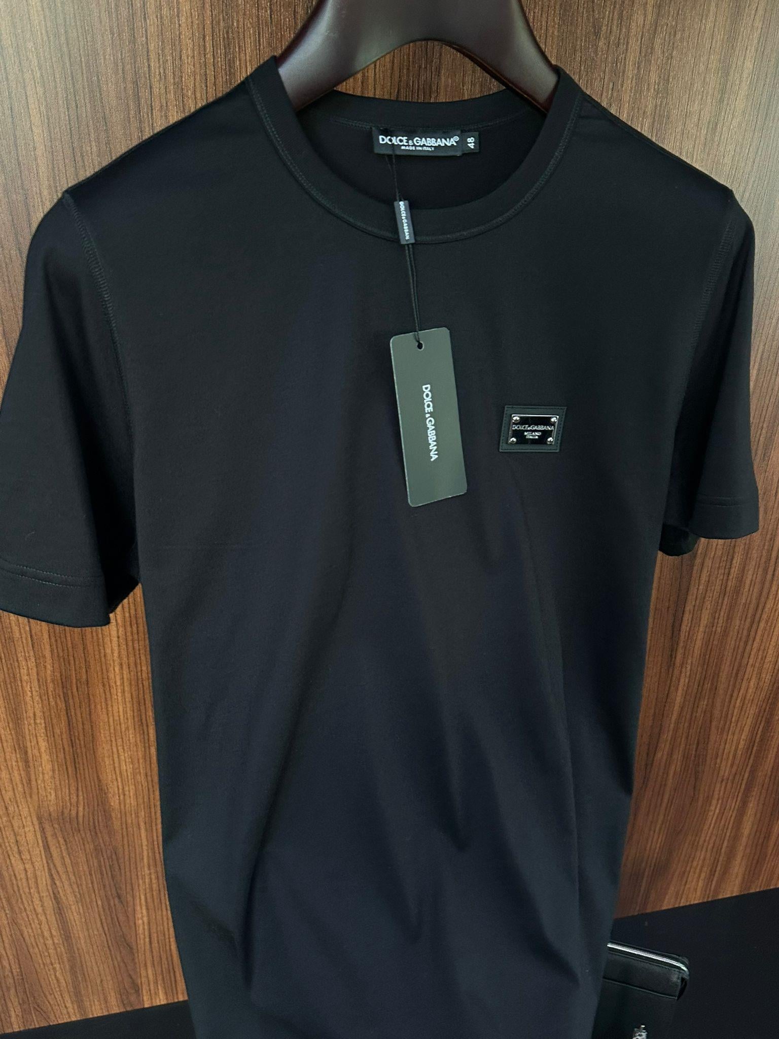 Göğüs Metal Marka Logolu T-Shirt
