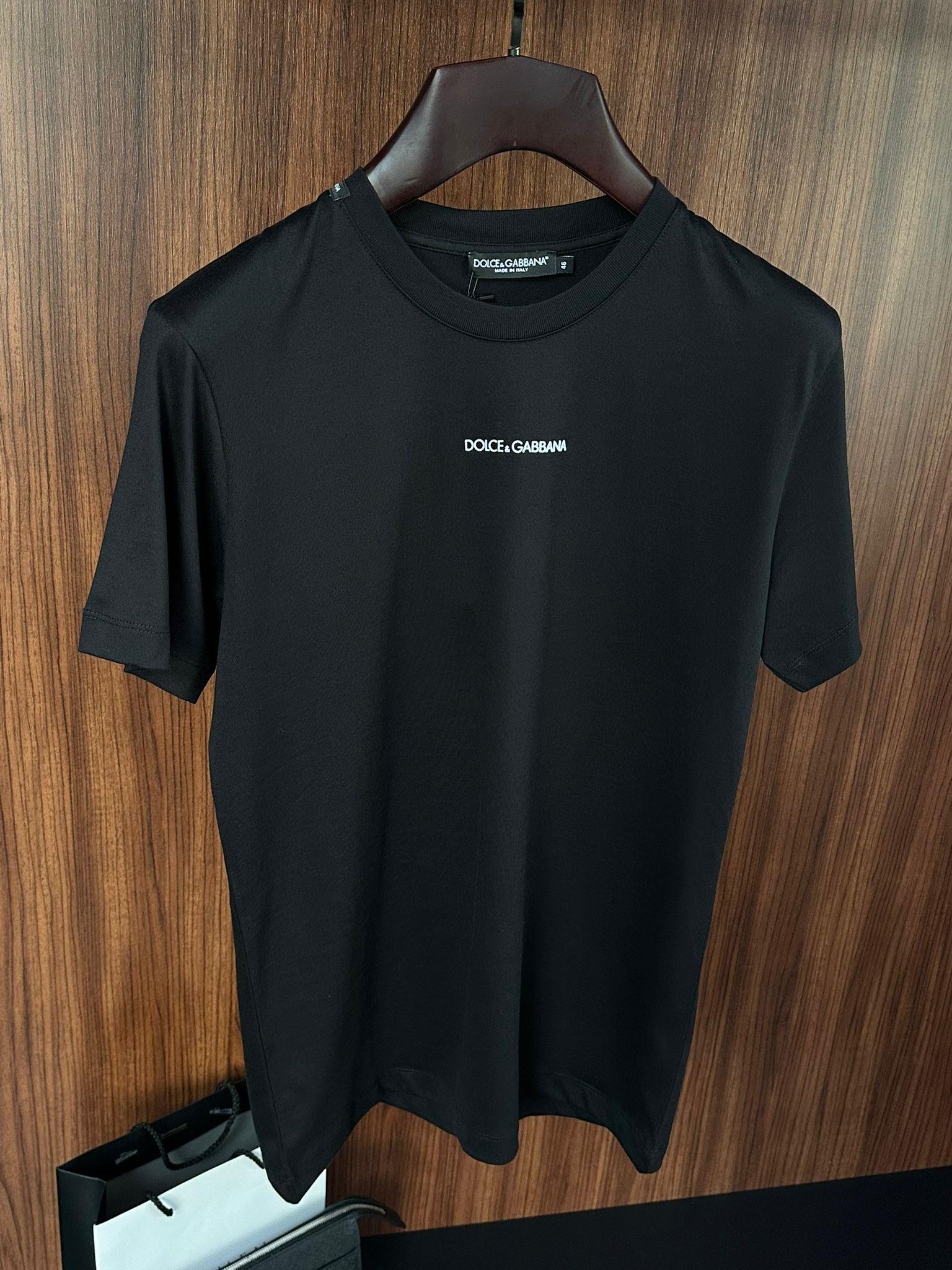 Göğüs Silikon Kabartma Marka Yazılı T-Shirt
