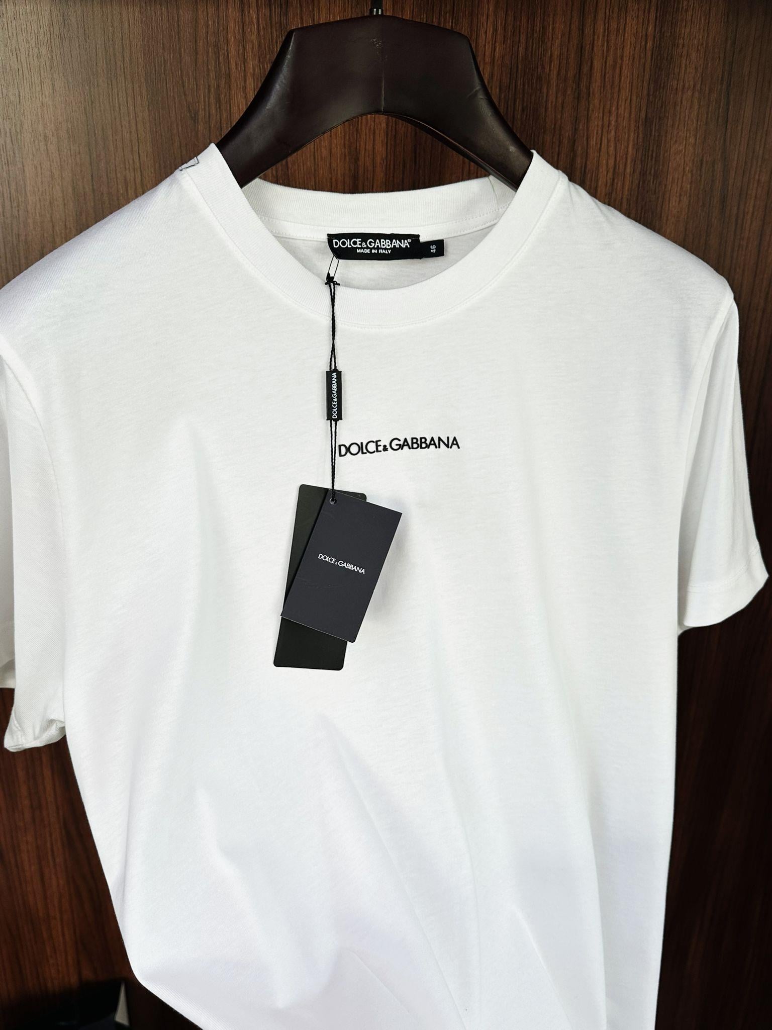 Göğüs Silikon Kabartma Marka Yazılı T-Shirt
