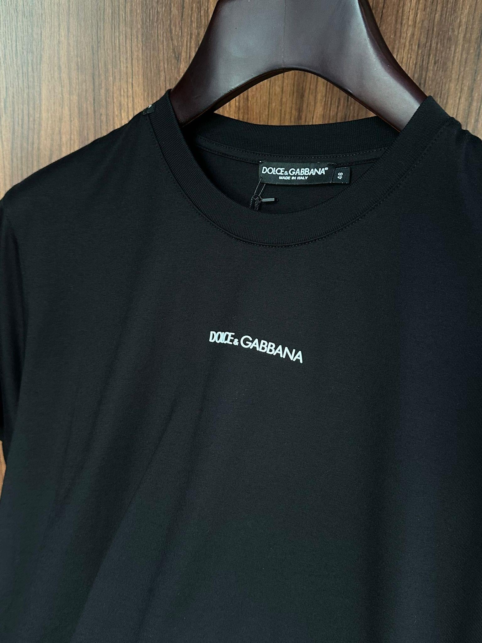Göğüs Silikon Kabartma Marka Yazılı T-Shirt