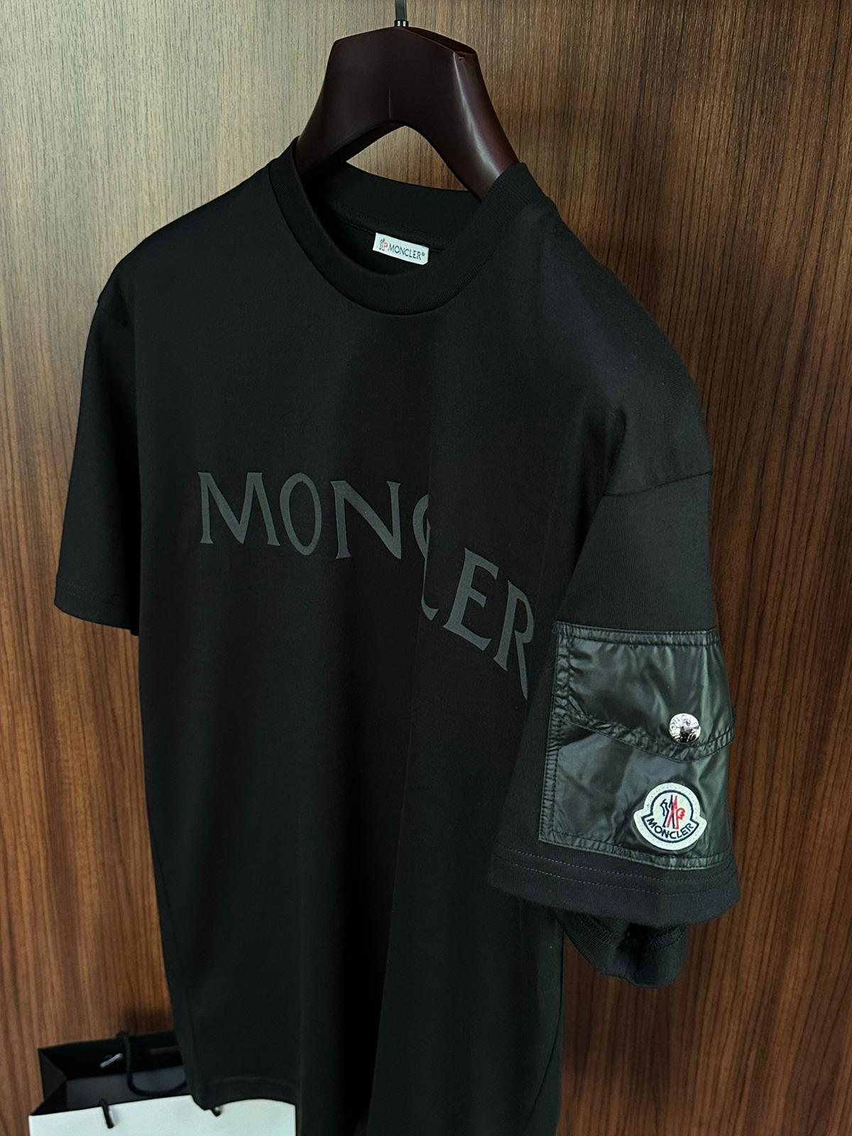 Marka Baskılı Kol Cep Detaylı T-Shirt