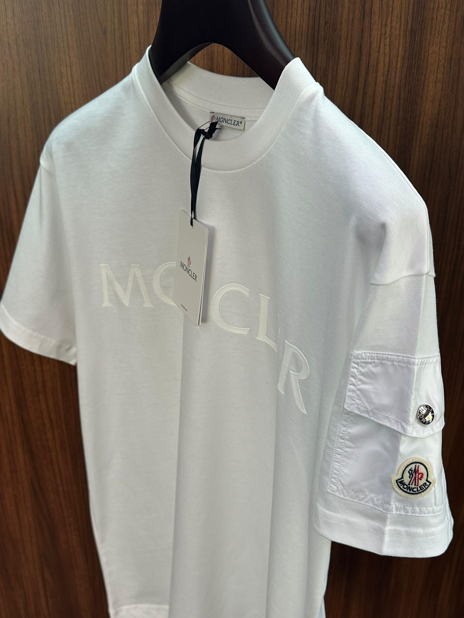 Marka Baskılı Kol Cep Detaylı T-Shirt