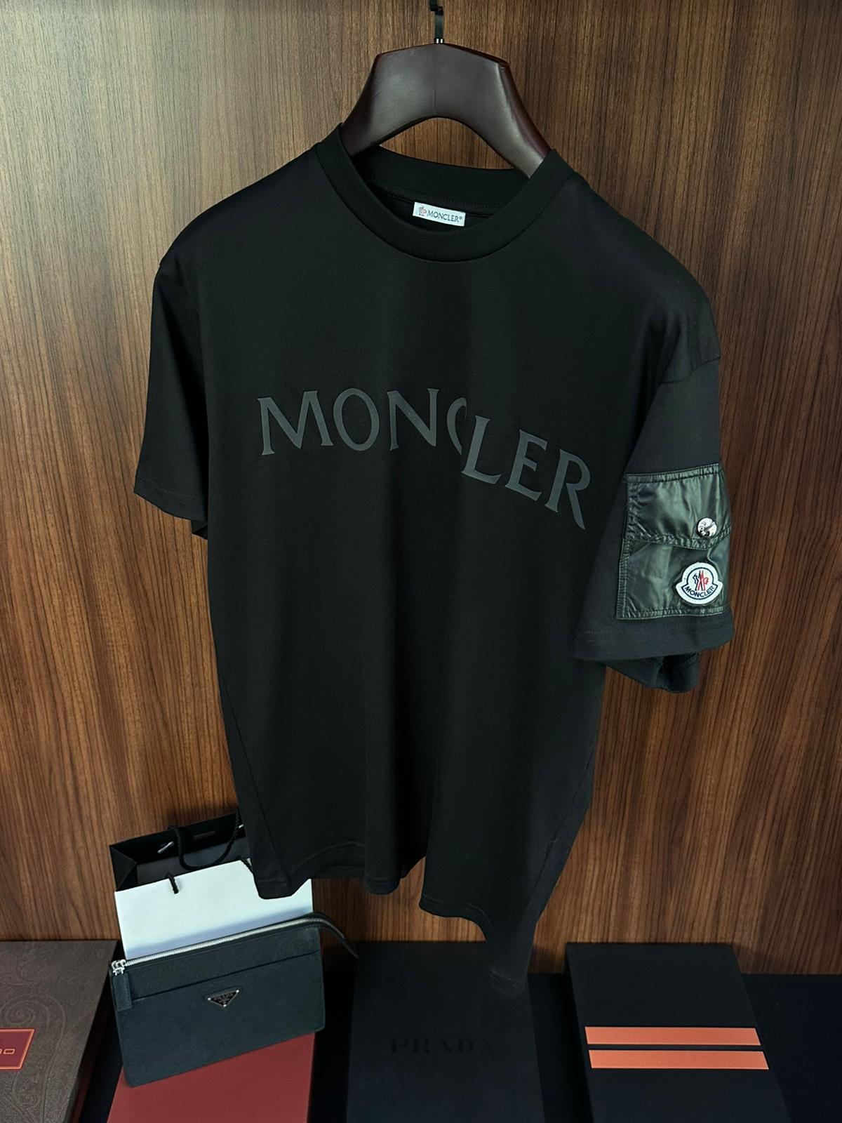 Marka Baskılı Kol Cep Detaylı T-Shirt