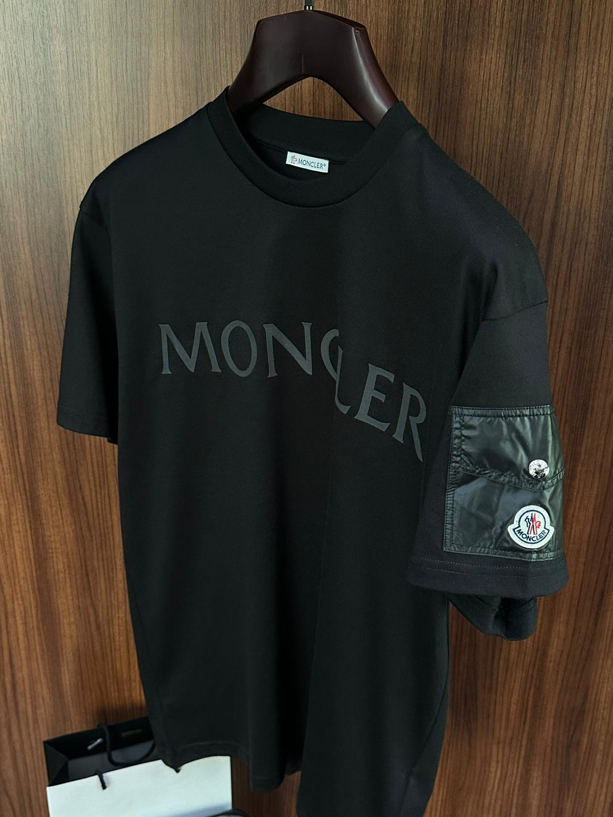 Marka Baskılı Kol Cep Detaylı T-Shirt