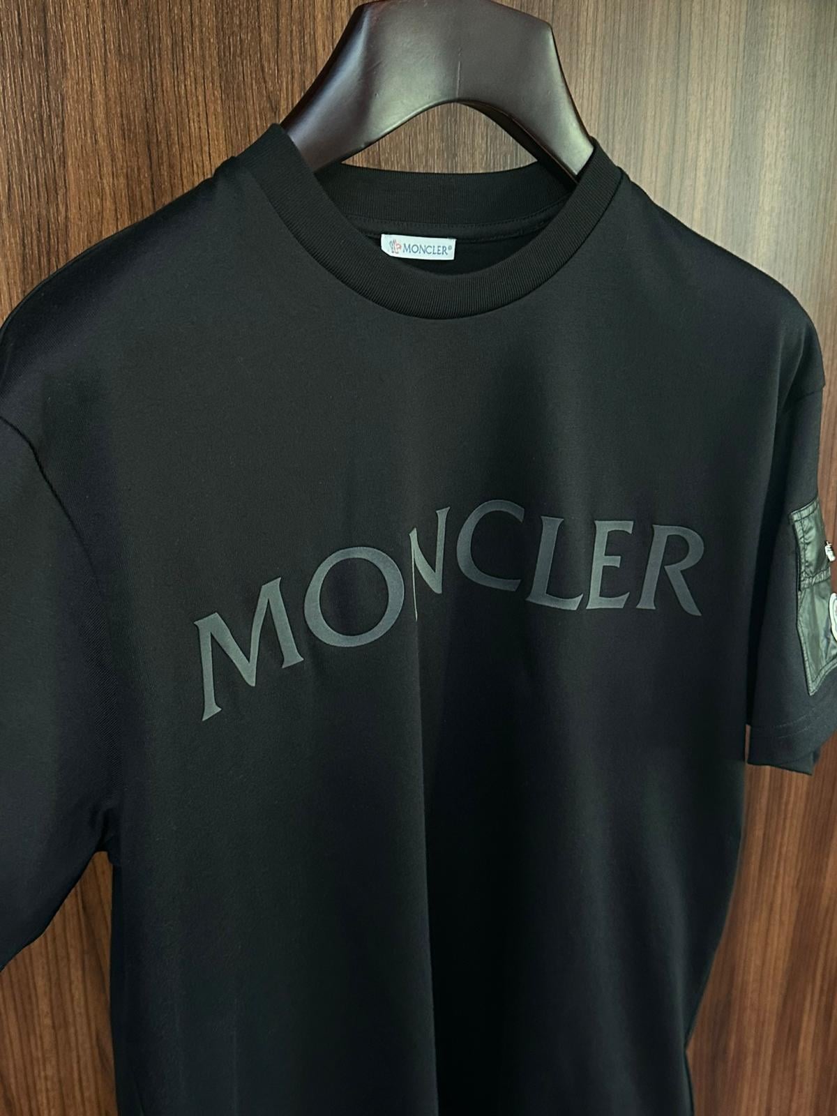 Marka Baskılı Kol Cep Detaylı T-Shirt
