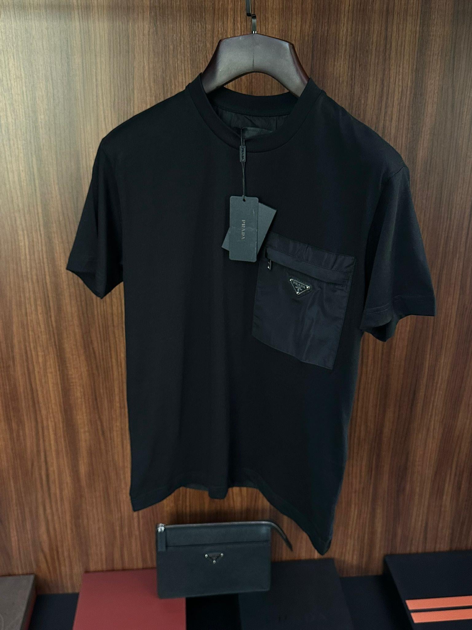 Metal Logo Cep Detaylı Pamuk T-Shirt