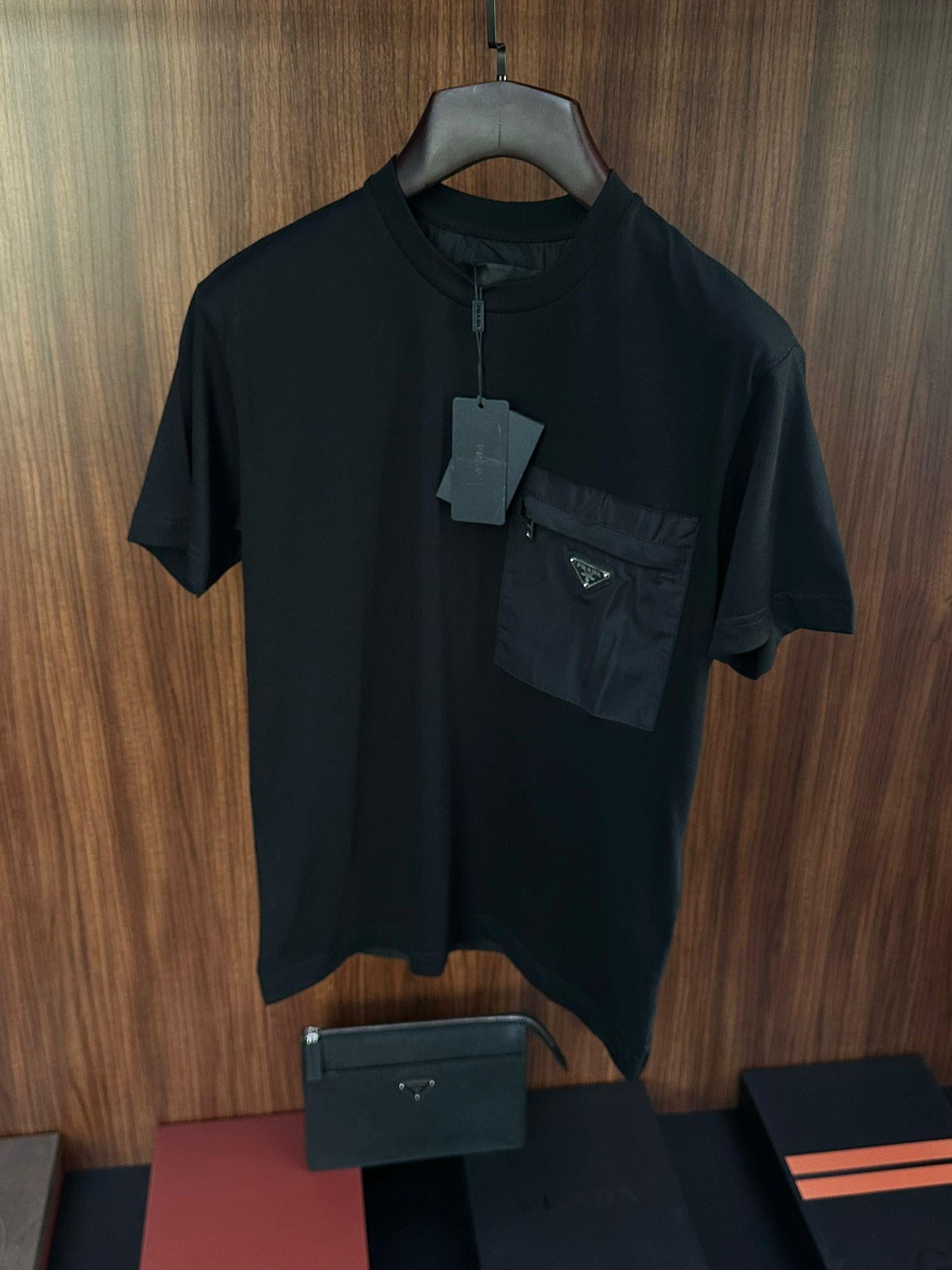 Metal Logo Cep Detaylı Pamuk T-Shirt