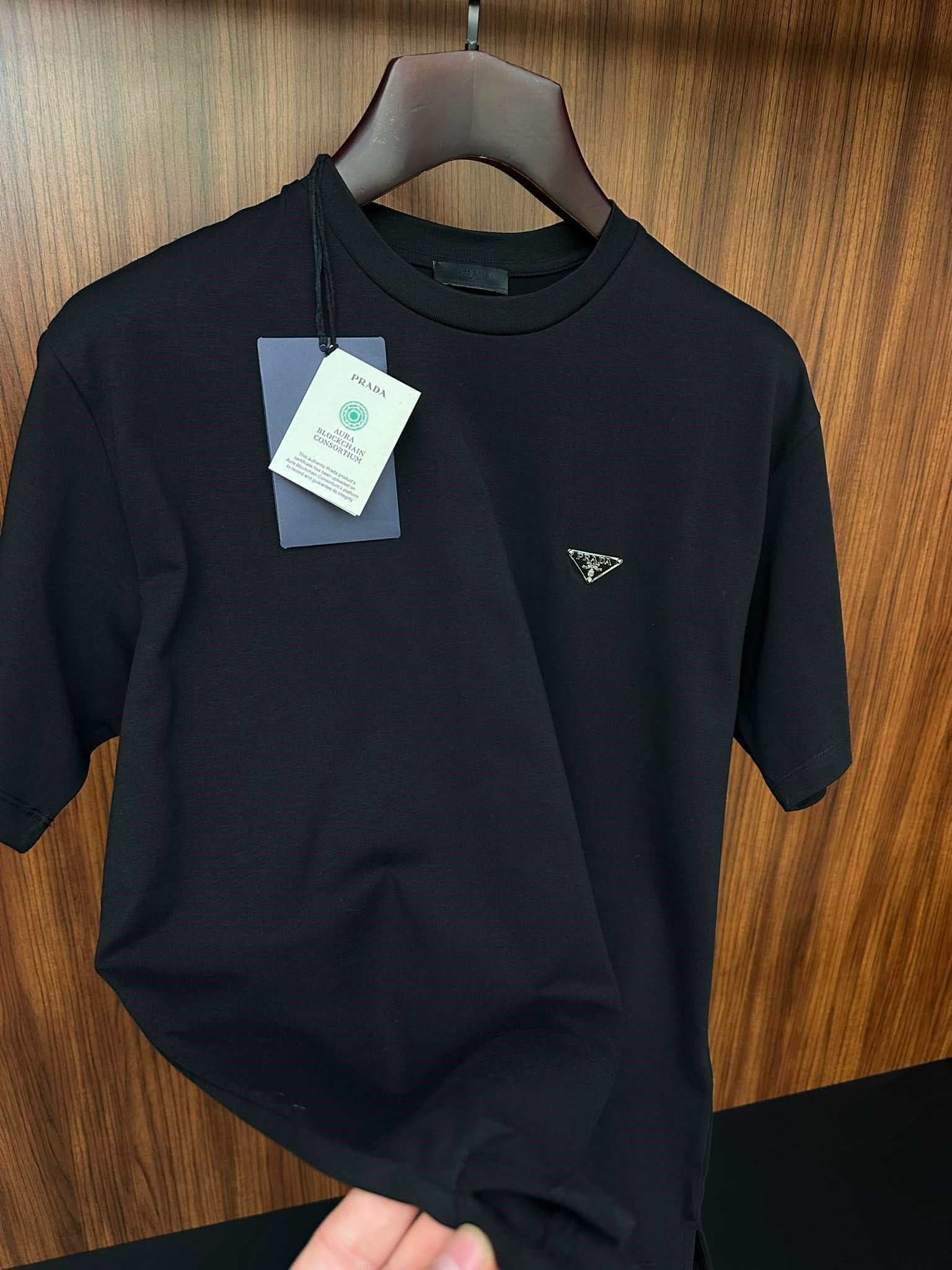 Metal Logolu Bisiklet Yaka Basic T-Shirt