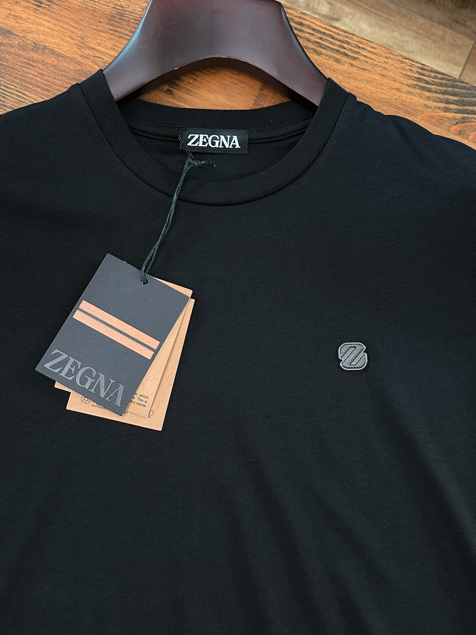 Metal Logolu Bisiklet Yaka T-Shirt
