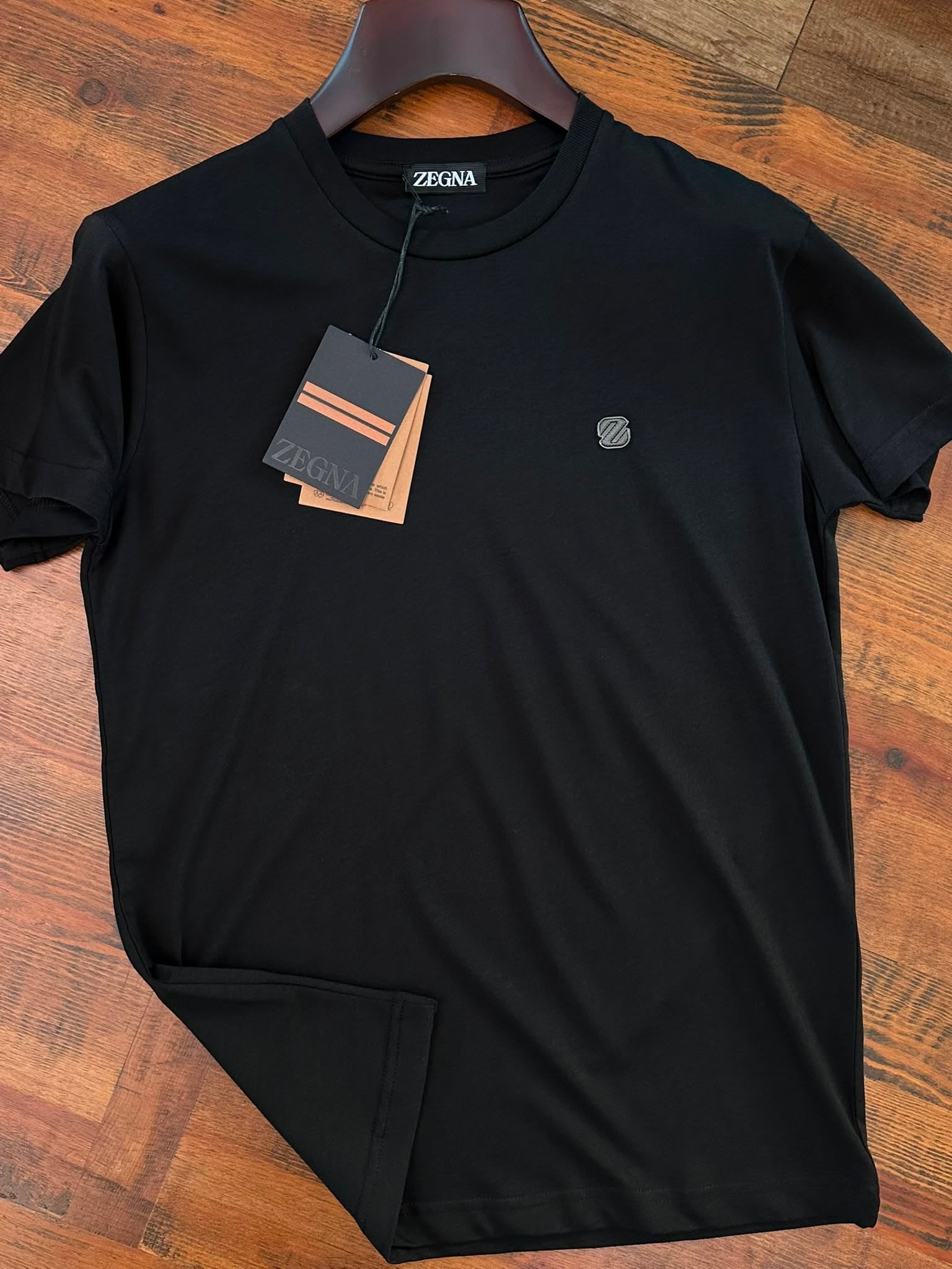 Metal Logolu Bisiklet Yaka T-Shirt