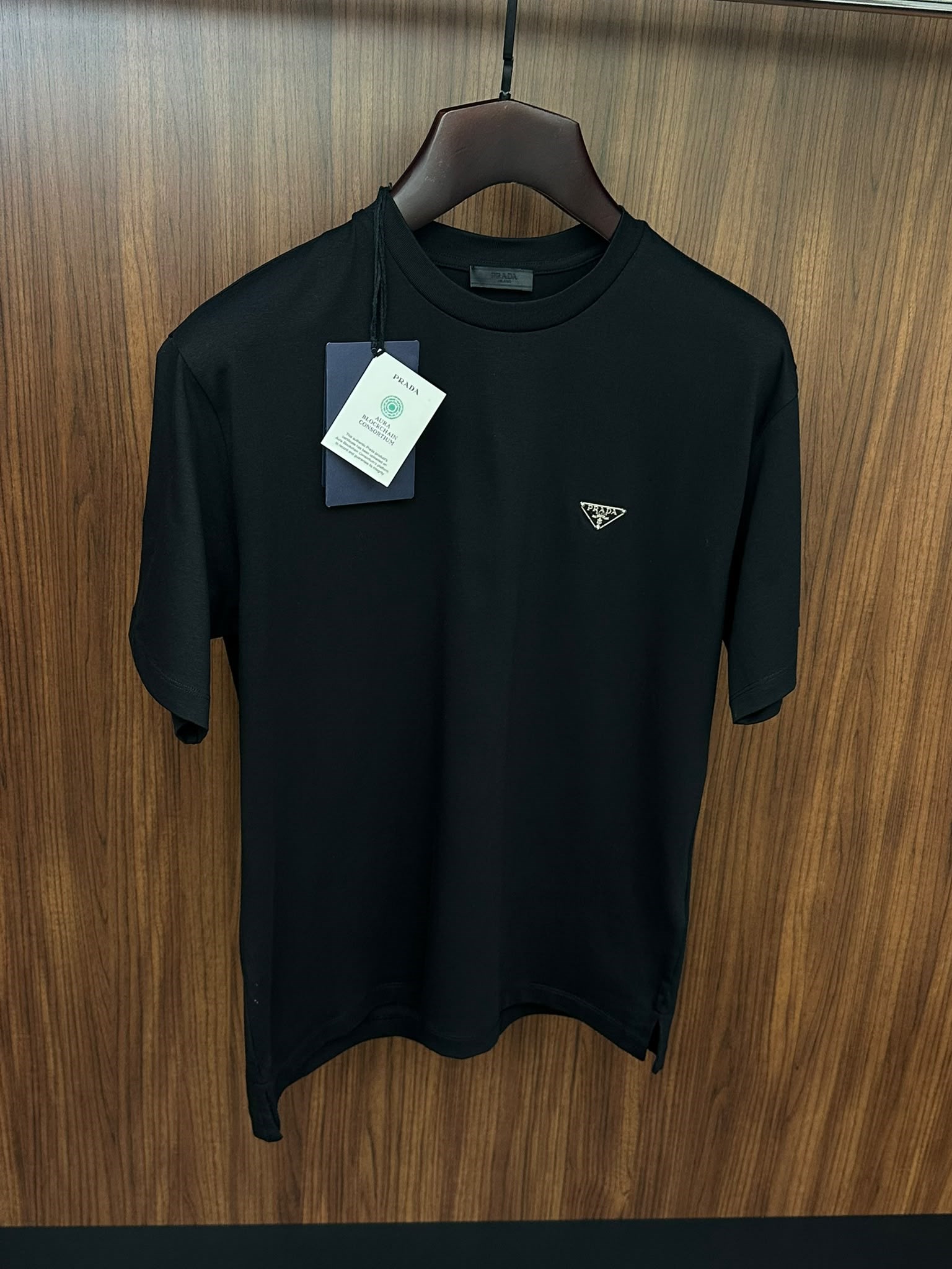 Metal Logolu Bisiklet Yaka Basic T-Shirt