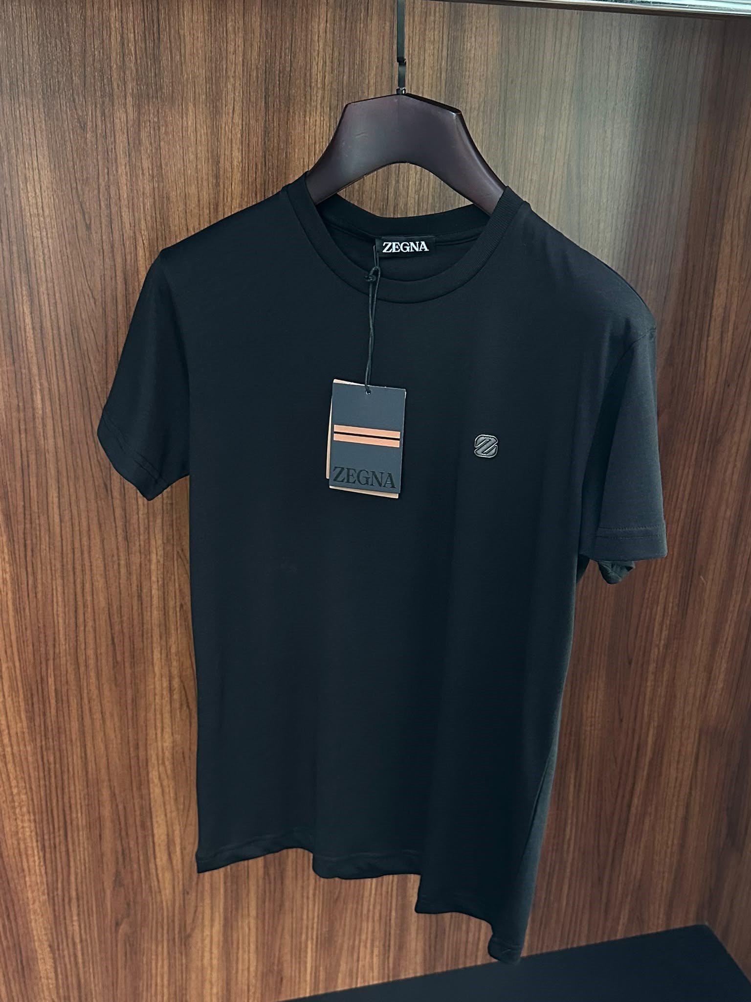 Metal Logolu Bisiklet Yaka T-Shirt