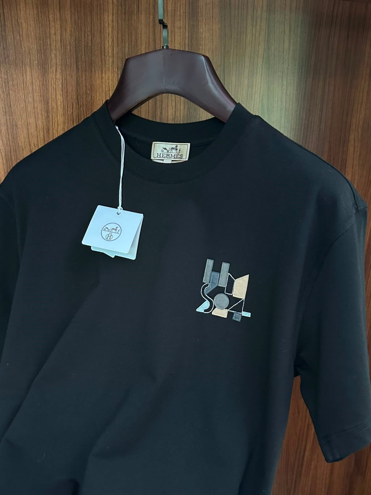 Mini Patch Deri Logo Detaylı T-Shirt