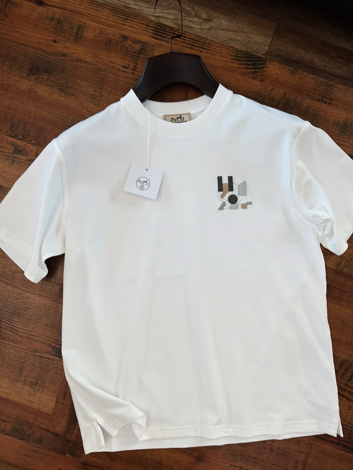 Mini Patch Deri Logo Detaylı T-Shirt