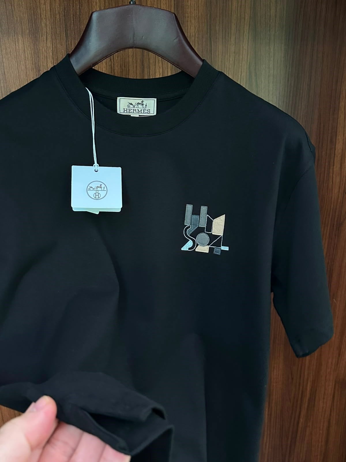 Mini Patch Deri Logo Detaylı T-Shirt