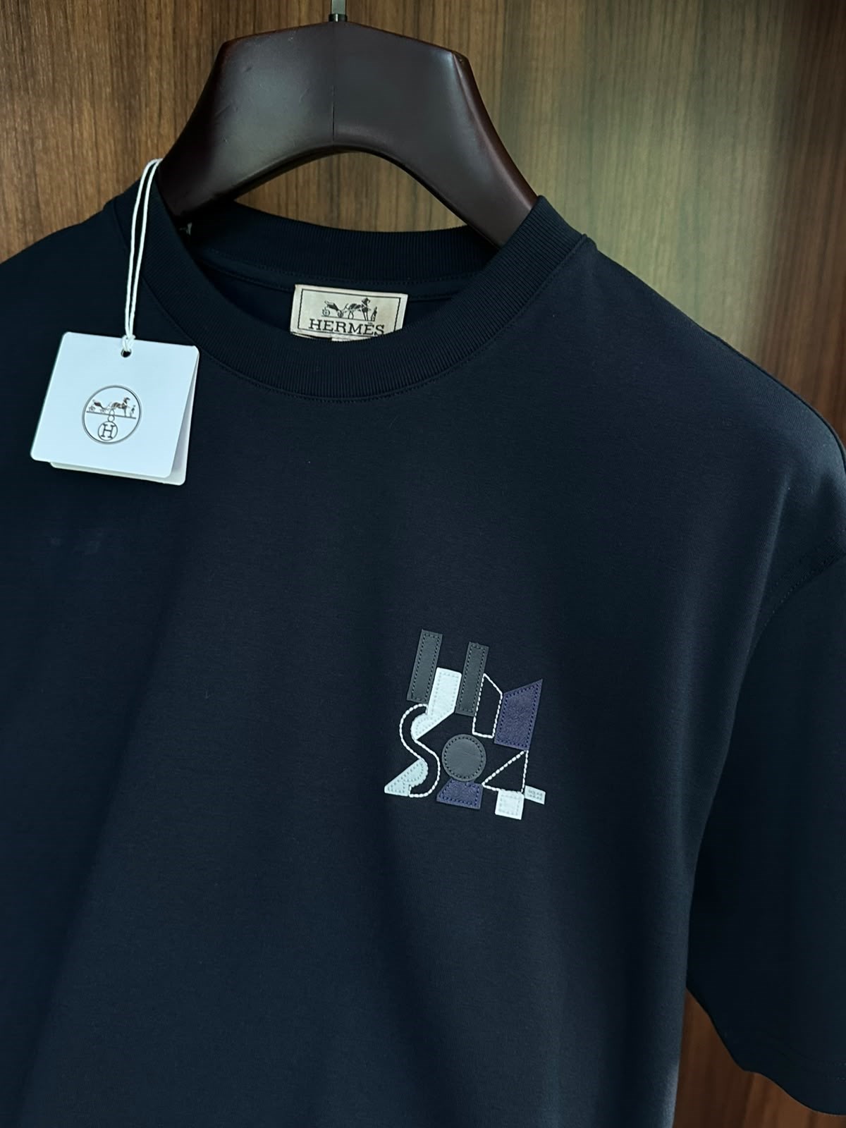 Mini Patch Deri Logo Detaylı T-Shirt