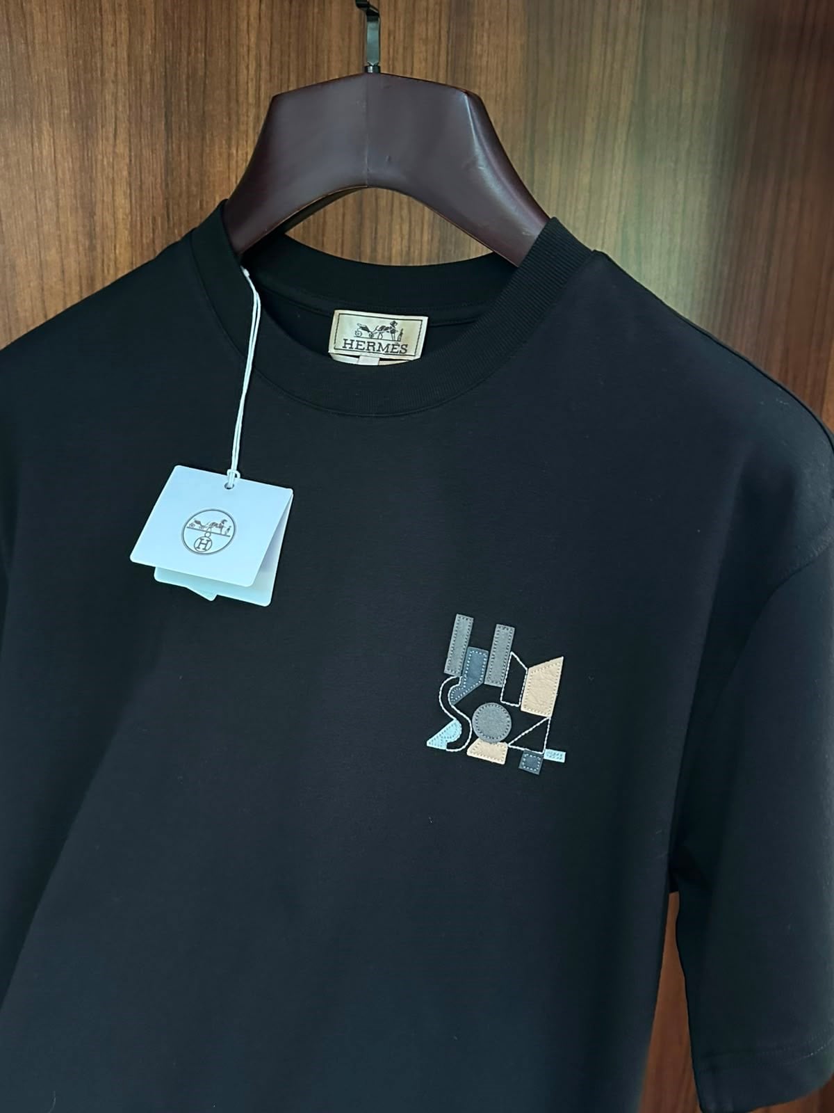 Mini Patch Deri Logo Detaylı T-Shirt