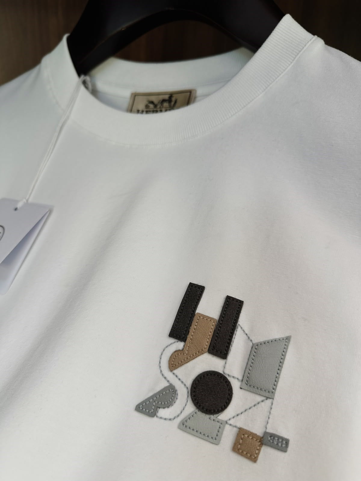 Mini Patch Deri Logo Detaylı T-Shirt
