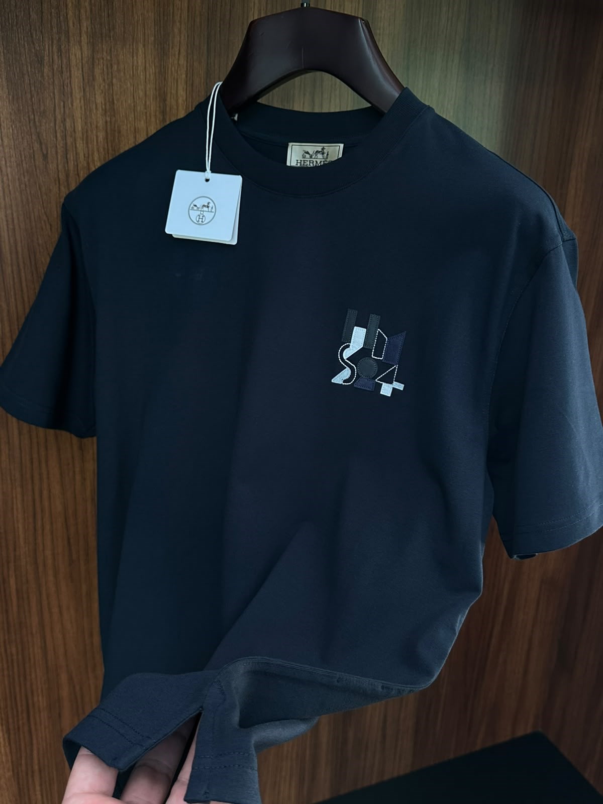 Mini Patch Deri Logo Detaylı T-Shirt