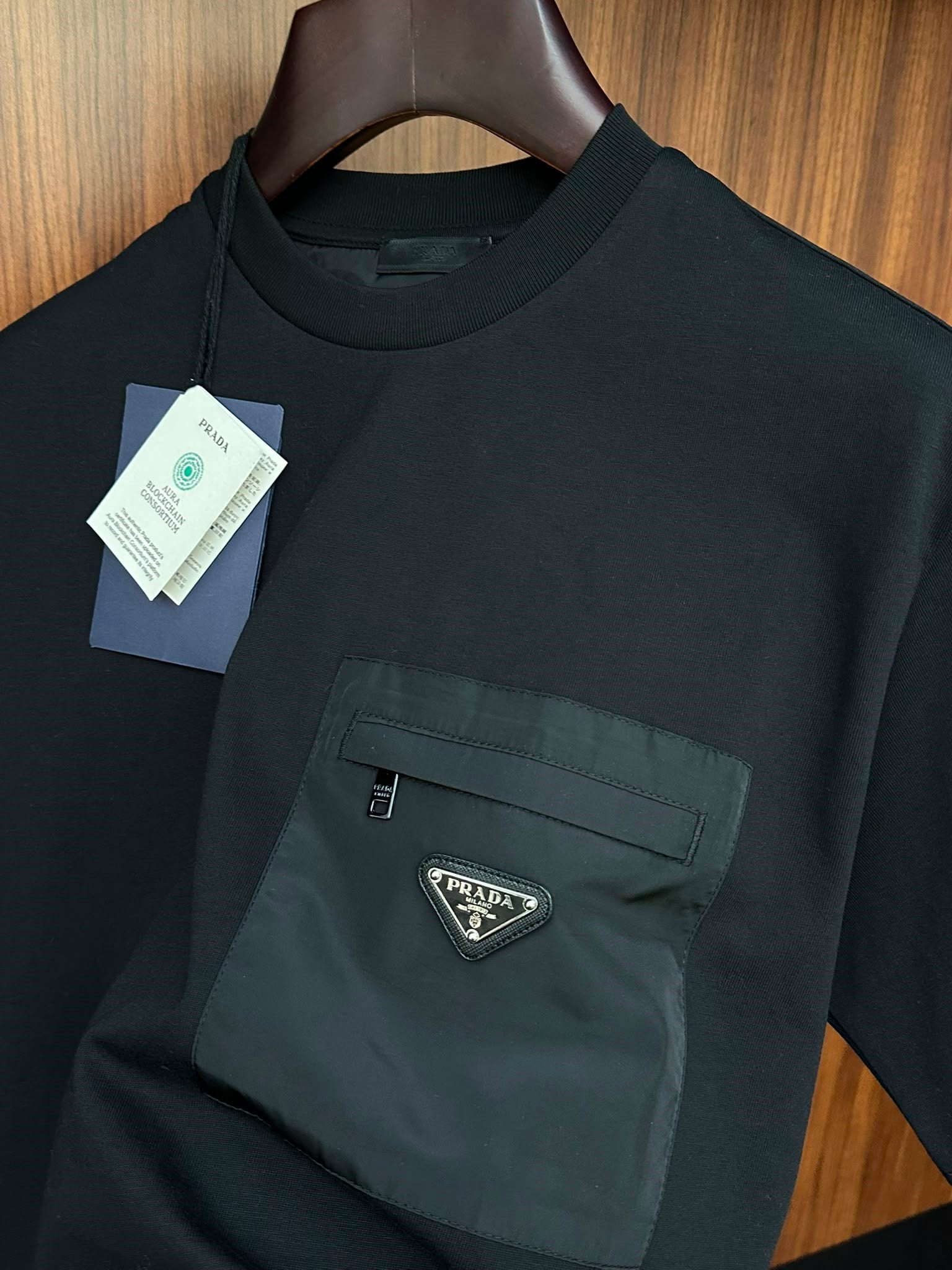 Paraşüt Kumaş Cep Detaytlı Metal Logolu T-Shirt