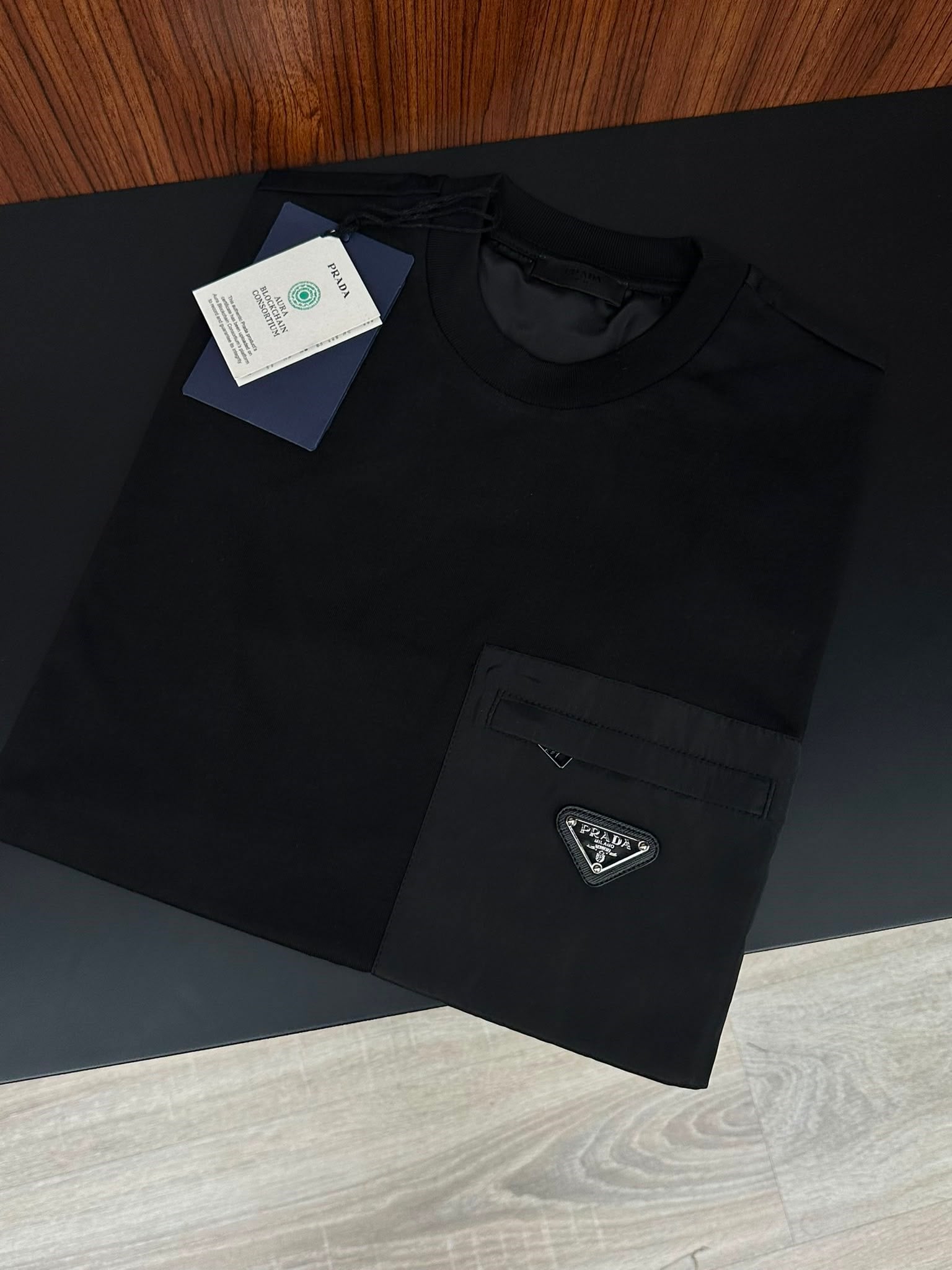 Paraşüt Kumaş Cep Detaytlı Metal Logolu T-Shirt