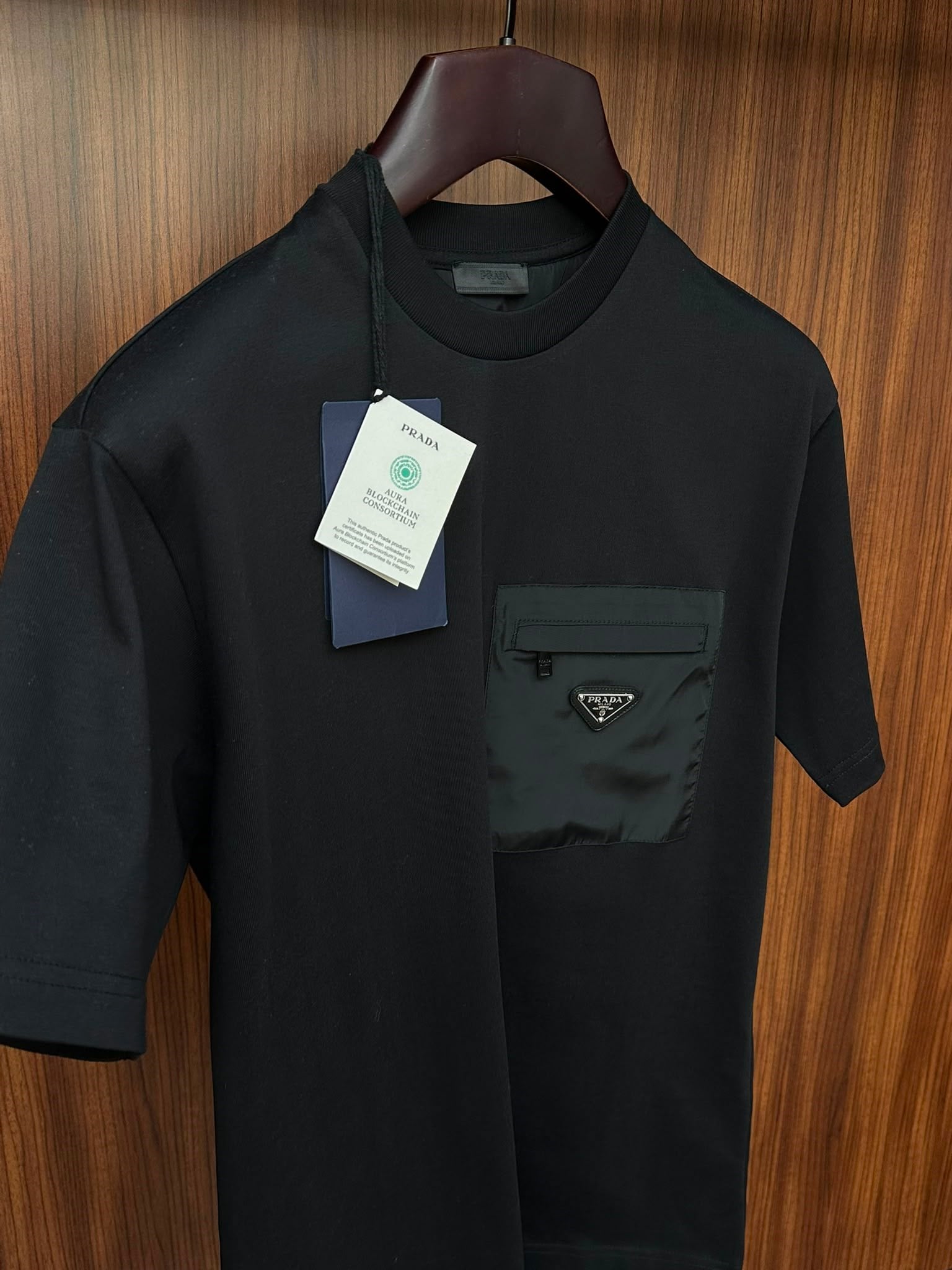 Paraşüt Kumaş Cep Detaytlı Metal Logolu T-Shirt