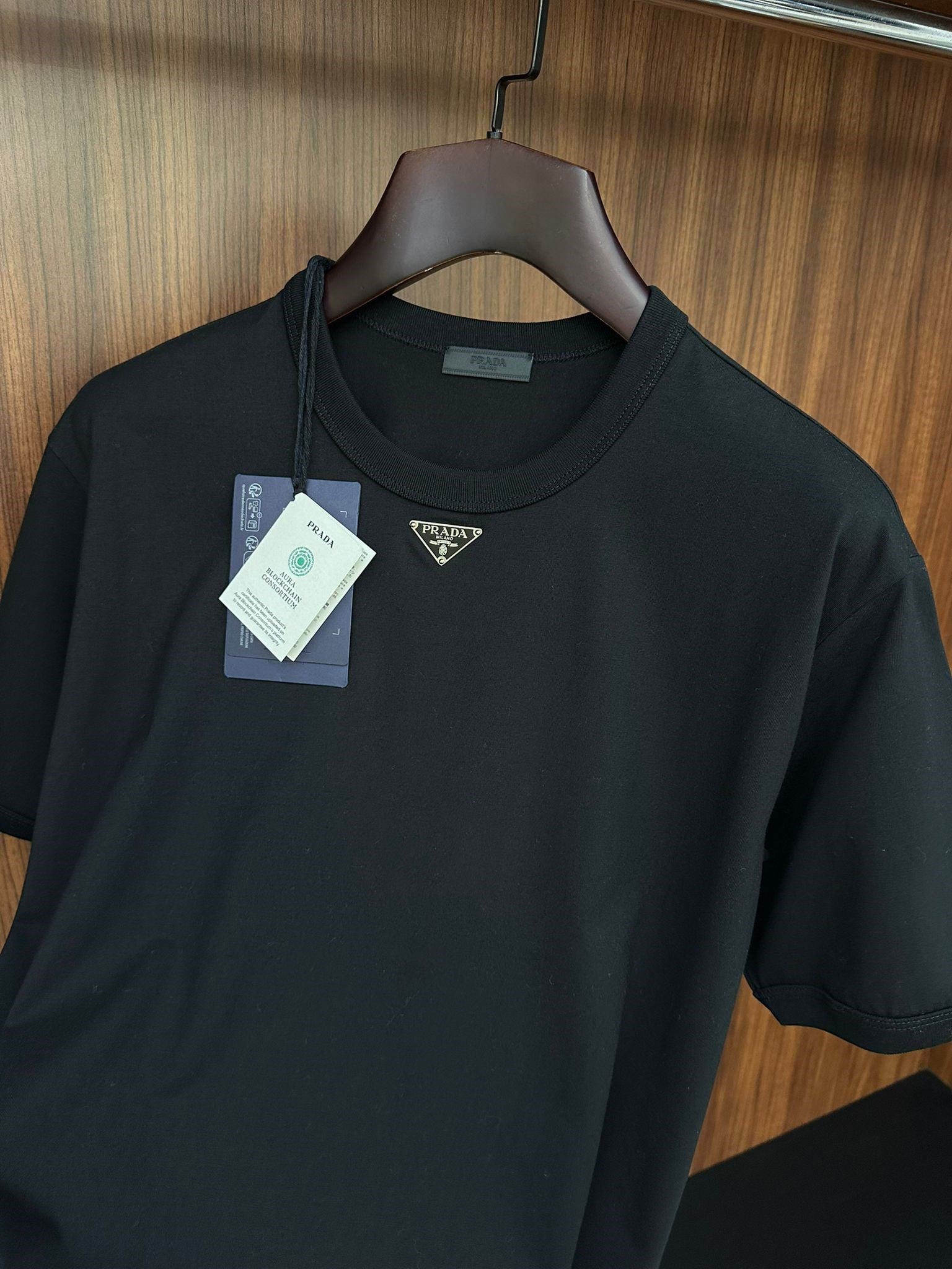 Yaka Metal Logolu T-Shirt