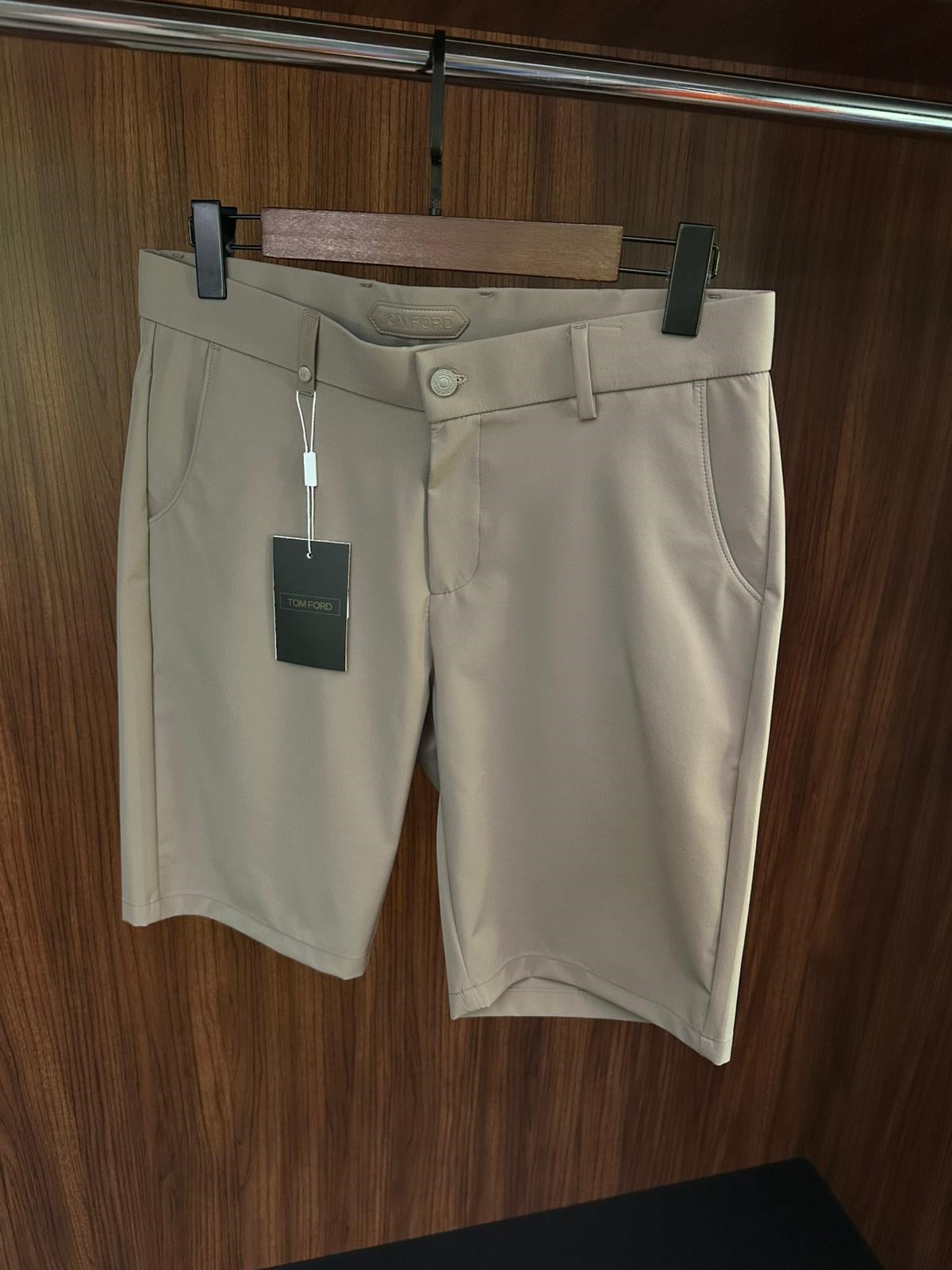 Arka Cep Metal Logo Detaylı Modal Şort