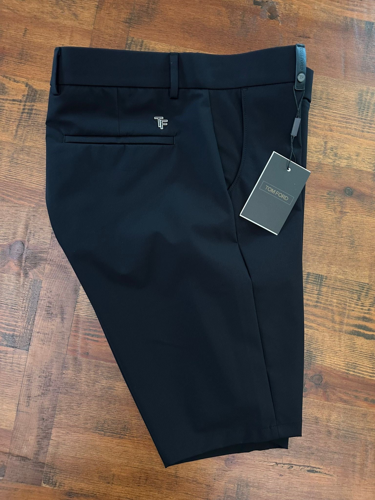 Arka Cep Metal Logo Detaylı Modal Şort