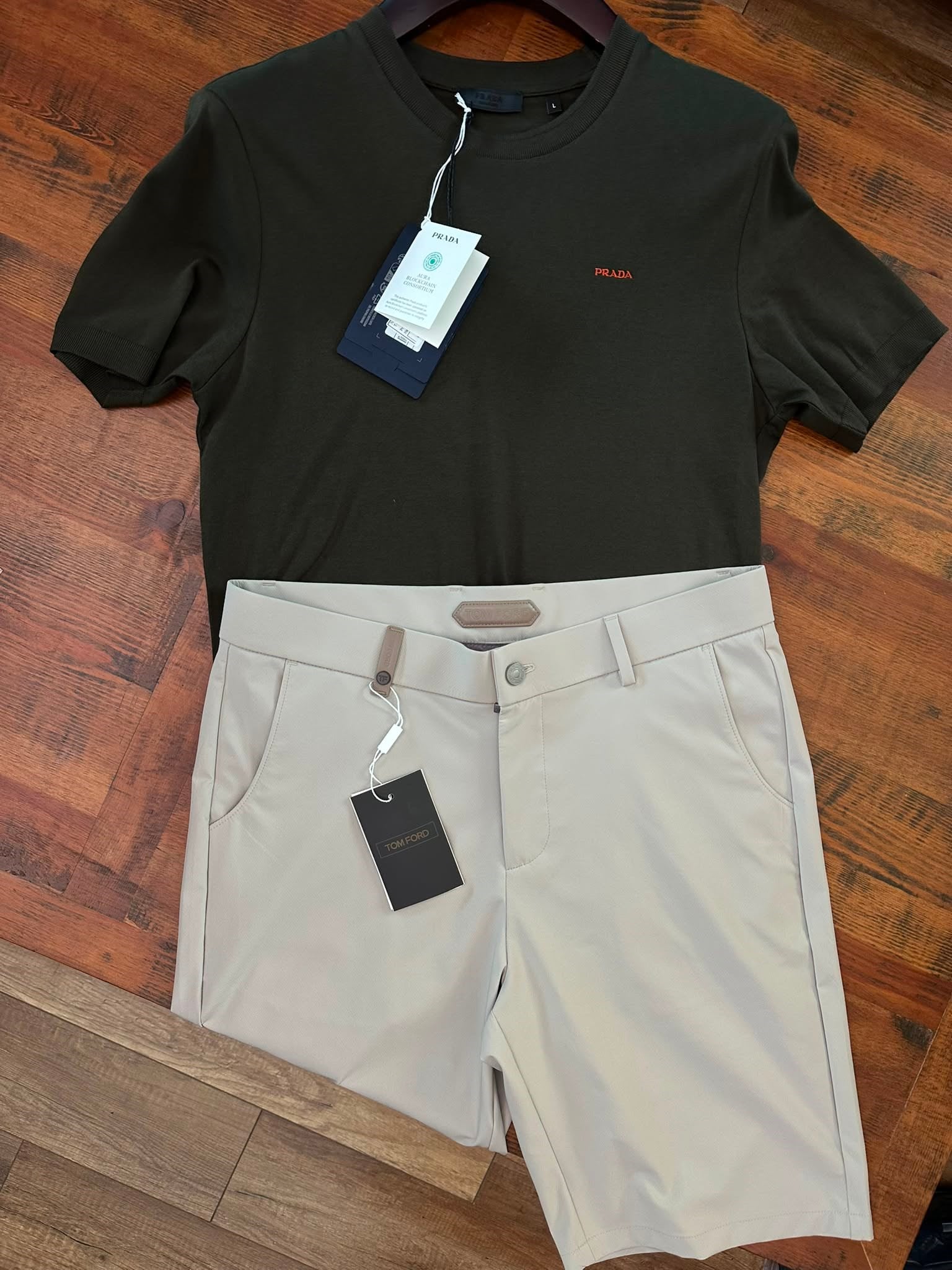 Arka Cep Metal Logo Detaylı Modal Şort