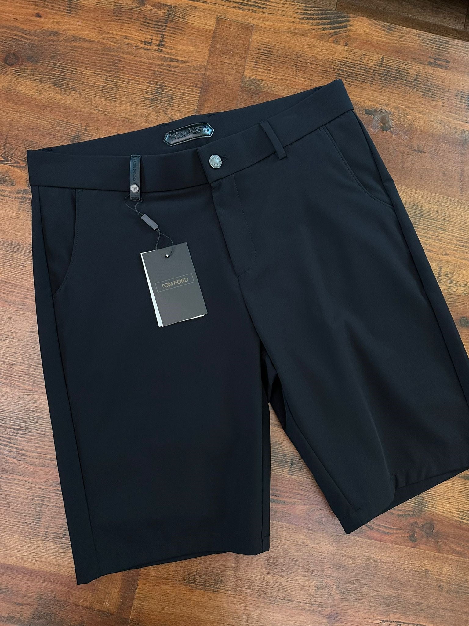 Arka Cep Metal Logo Detaylı Modal Şort