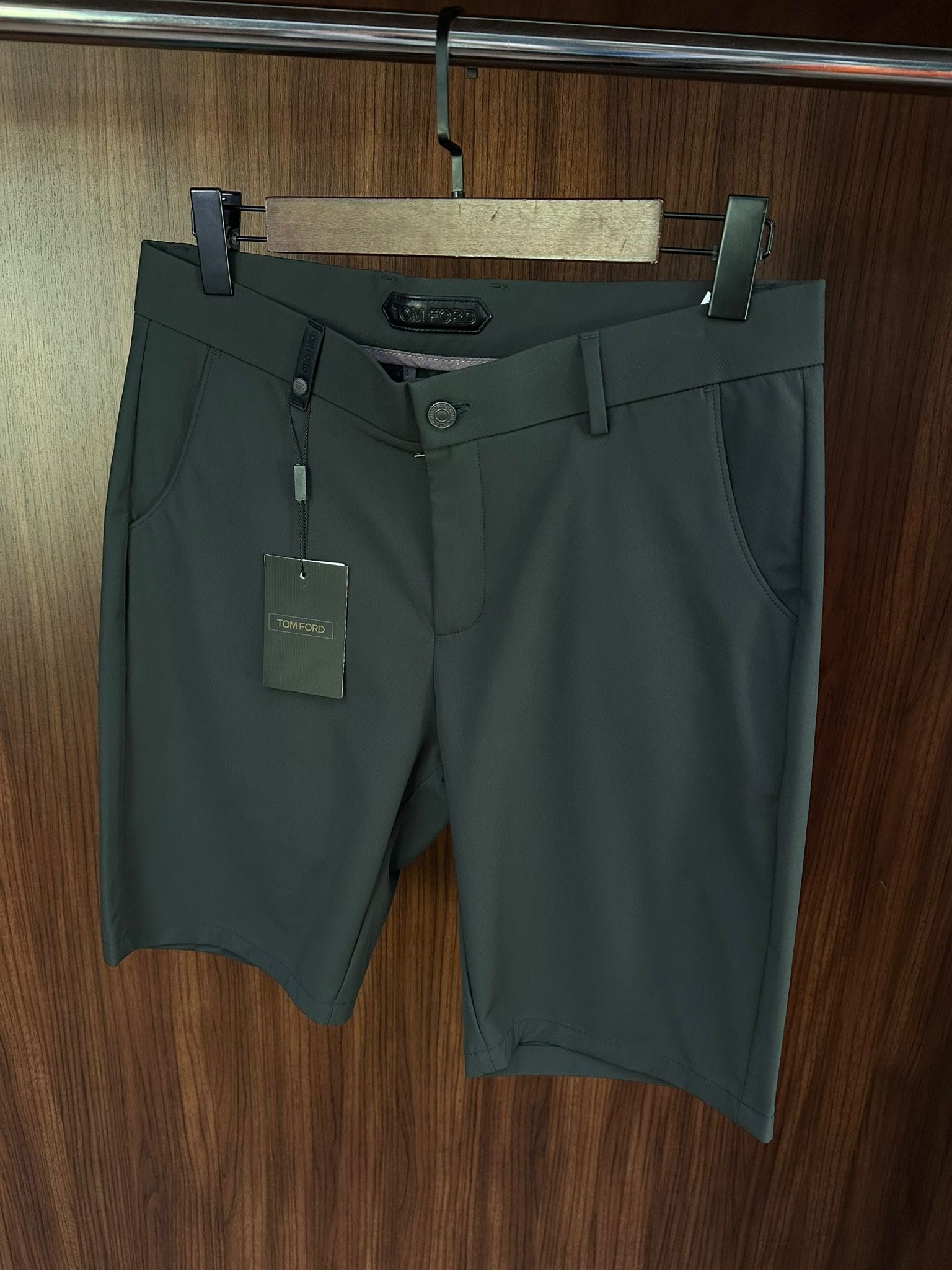 Arka Cep Metal Logo Detaylı Modal Şort