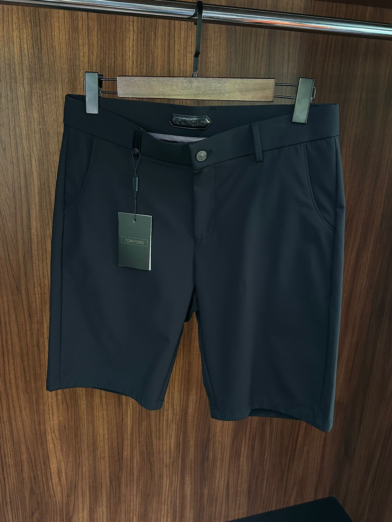 Arka Cep Metal Logo Detaylı Modal Şort