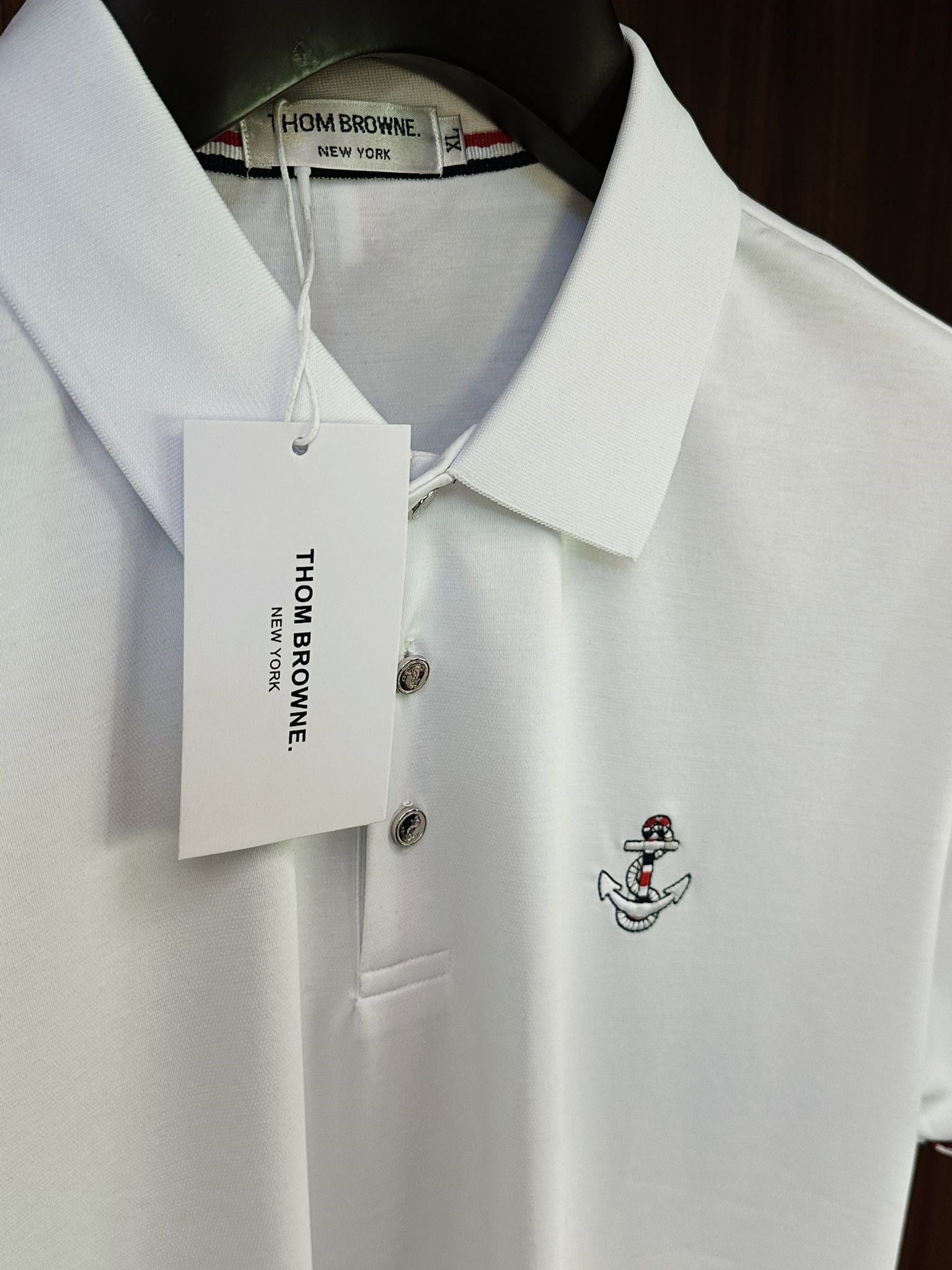 Göğüs Kabartma Nakış Logolu Yakalı T-Shirt