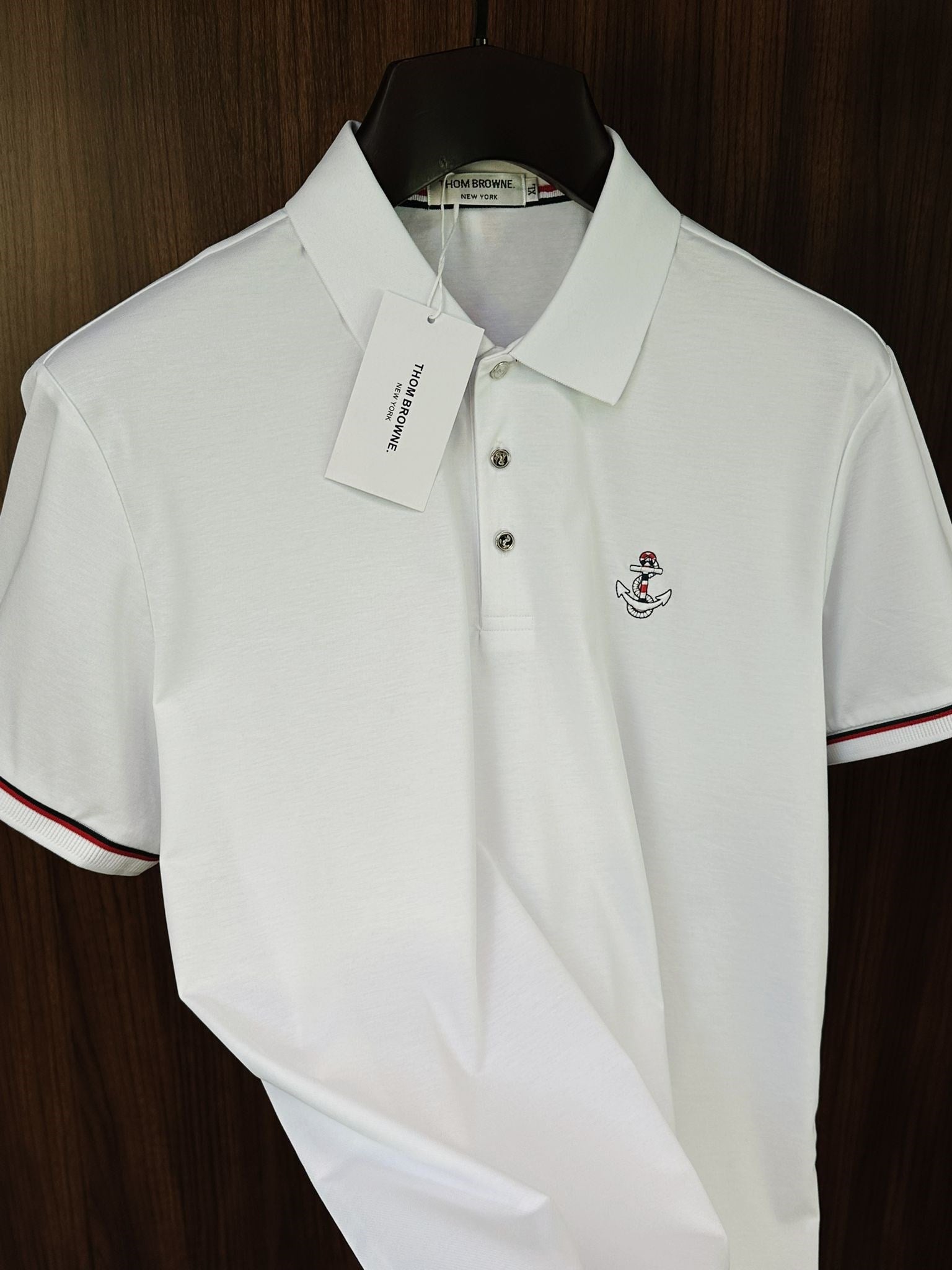 Göğüs Kabartma Nakış Logolu Yakalı T-Shirt