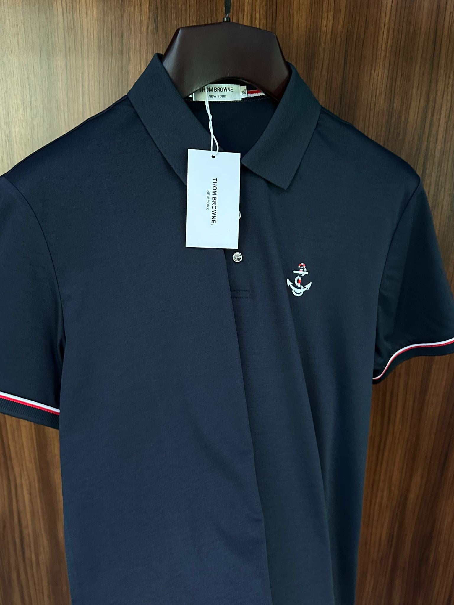 Göğüs Kabartma Nakış Logolu Yakalı T-Shirt
