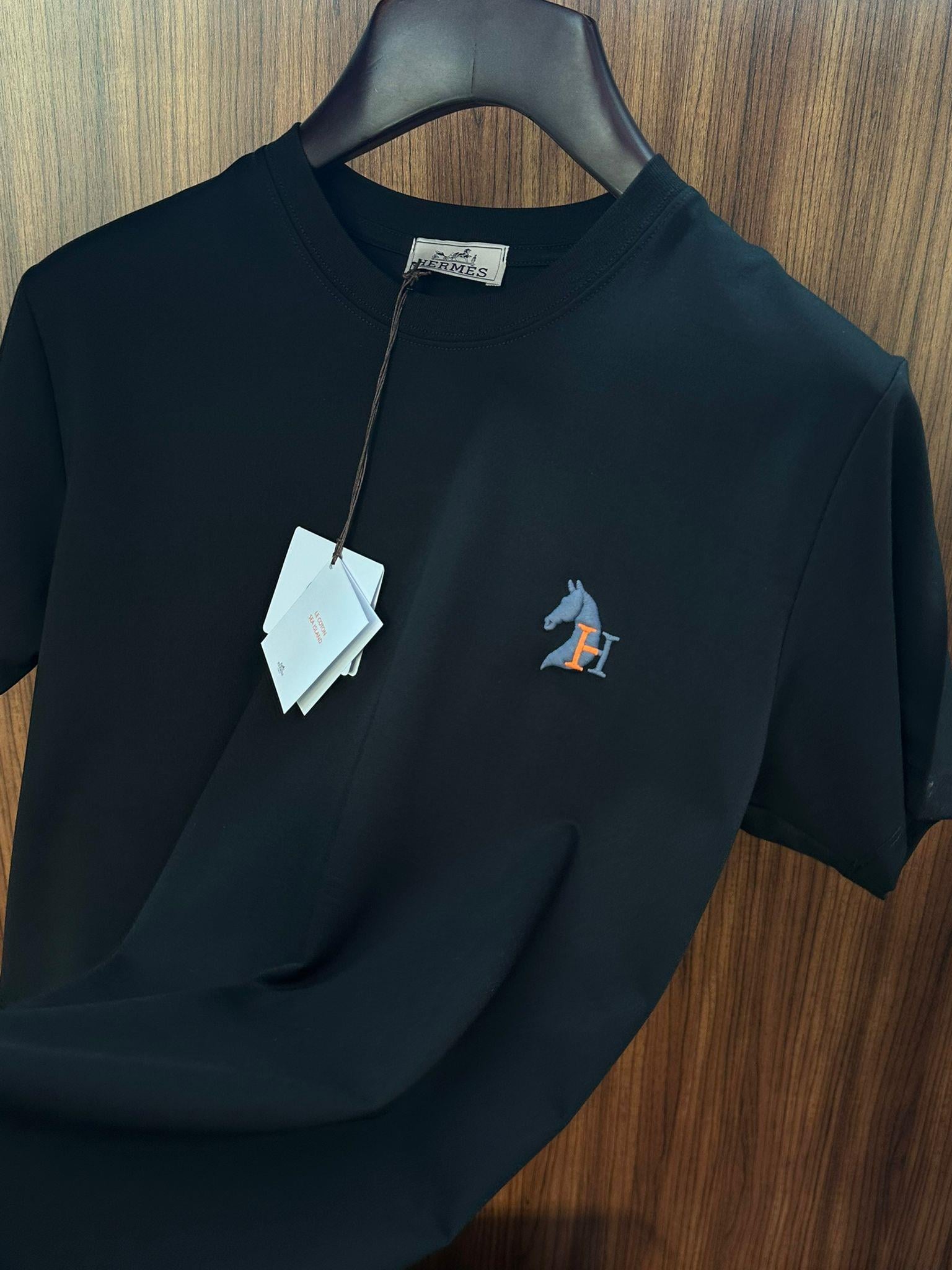 Göğüs Kabartma Nakış Logolu Modal Kumaş T-Shirt