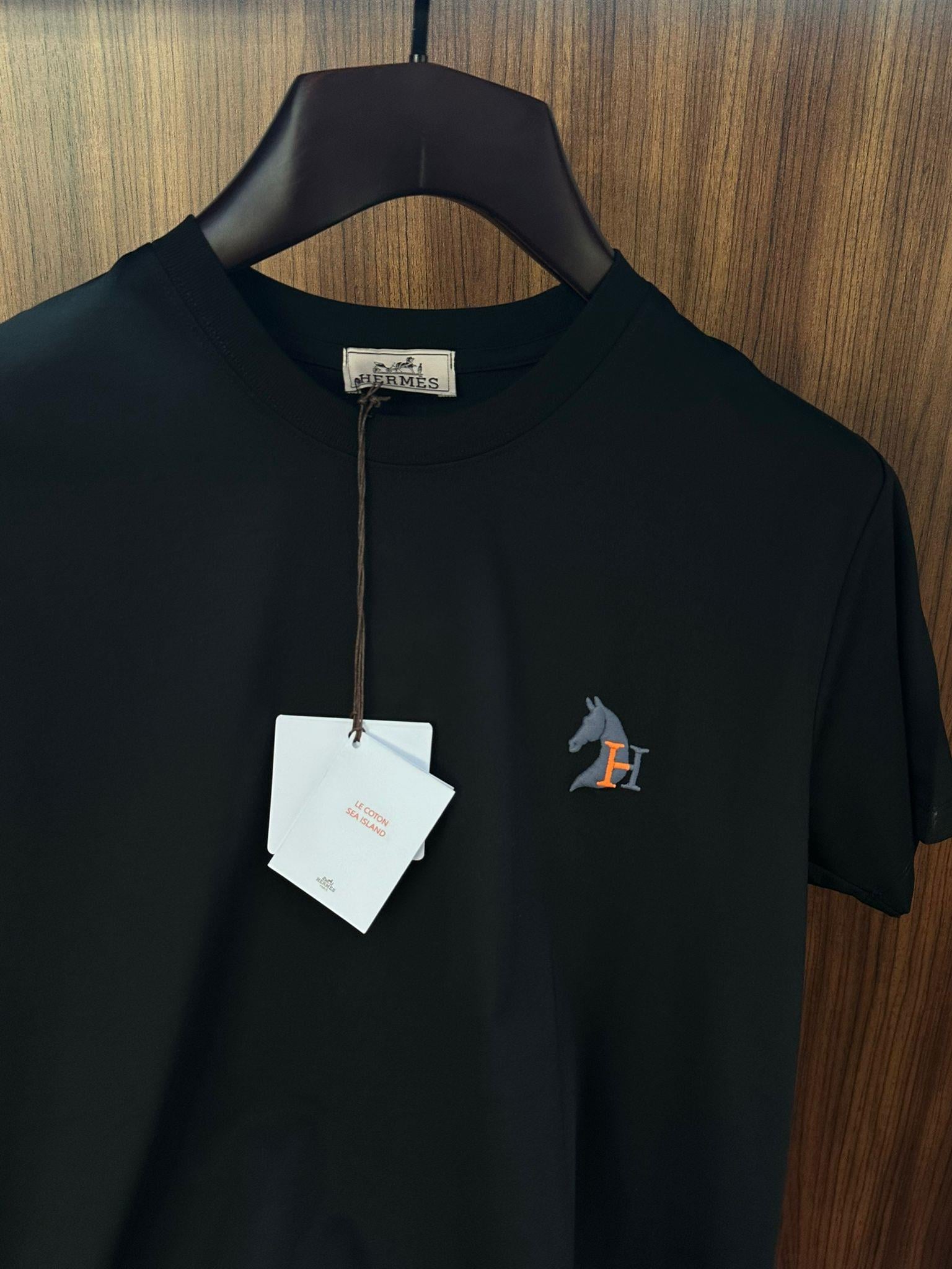 Göğüs Kabartma Nakış Logolu Modal Kumaş T-Shirt