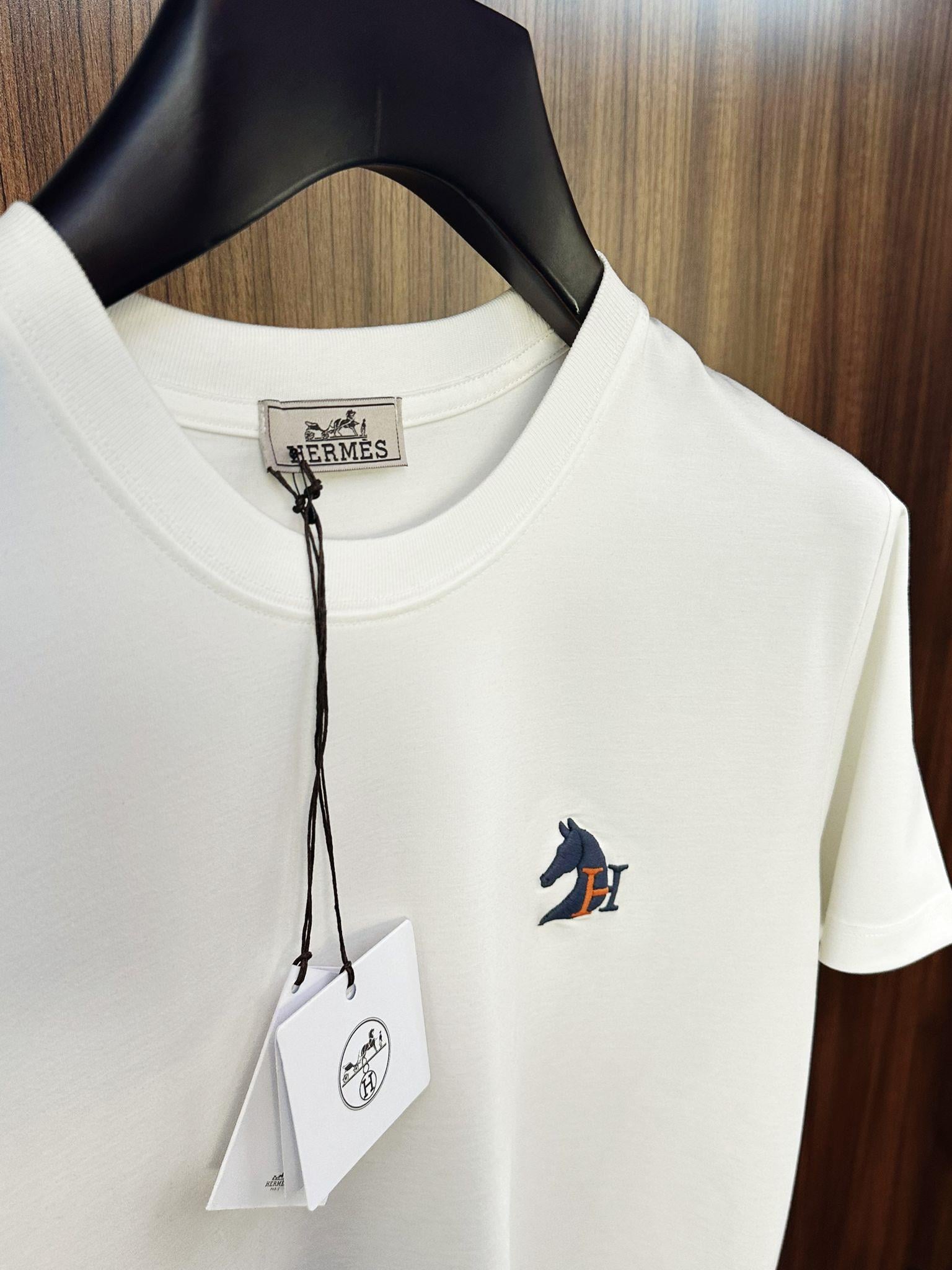 Göğüs Kabartma Nakış Logolu Modal Kumaş T-Shirt