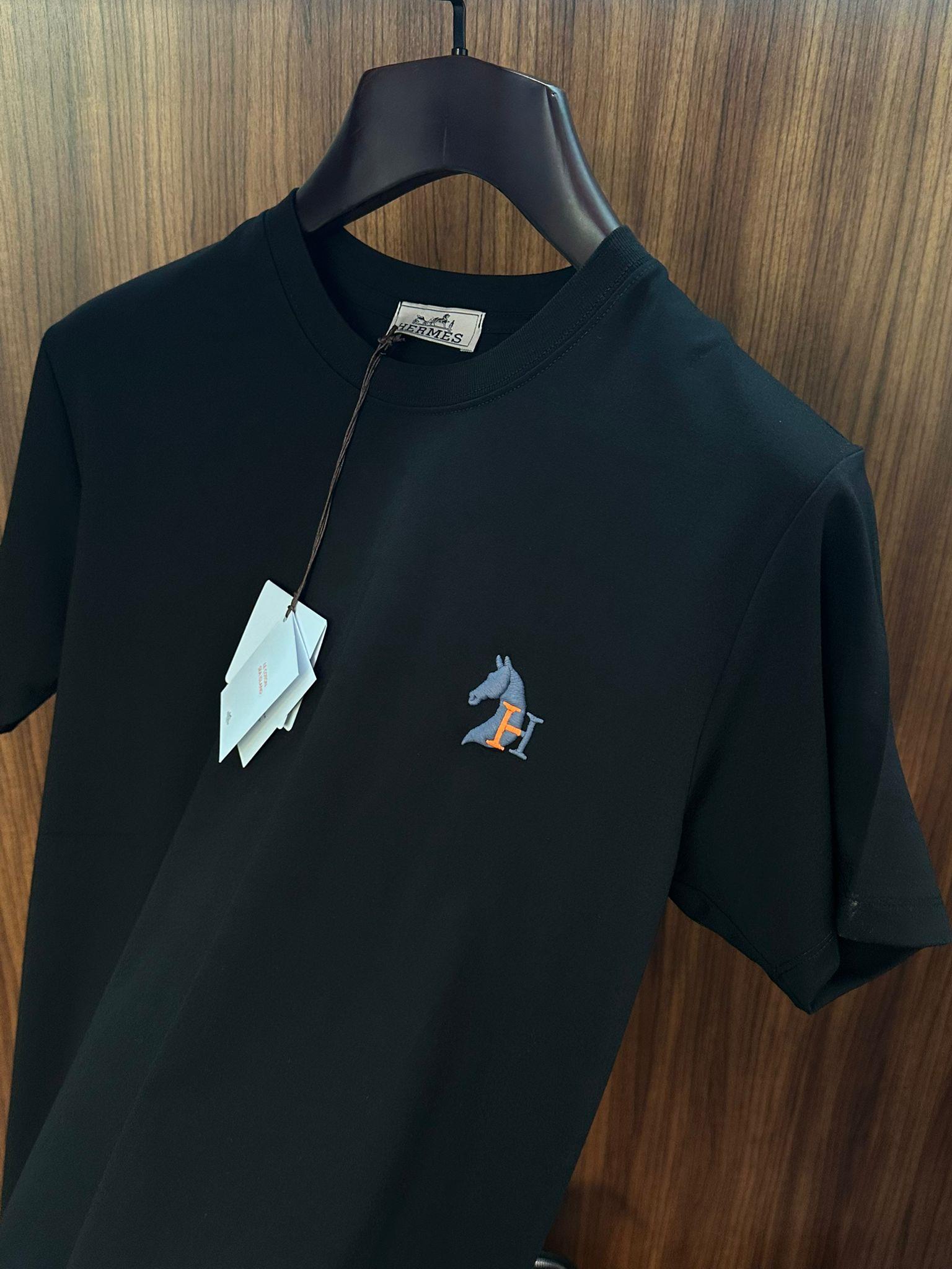Göğüs Kabartma Nakış Logolu Modal Kumaş T-Shirt