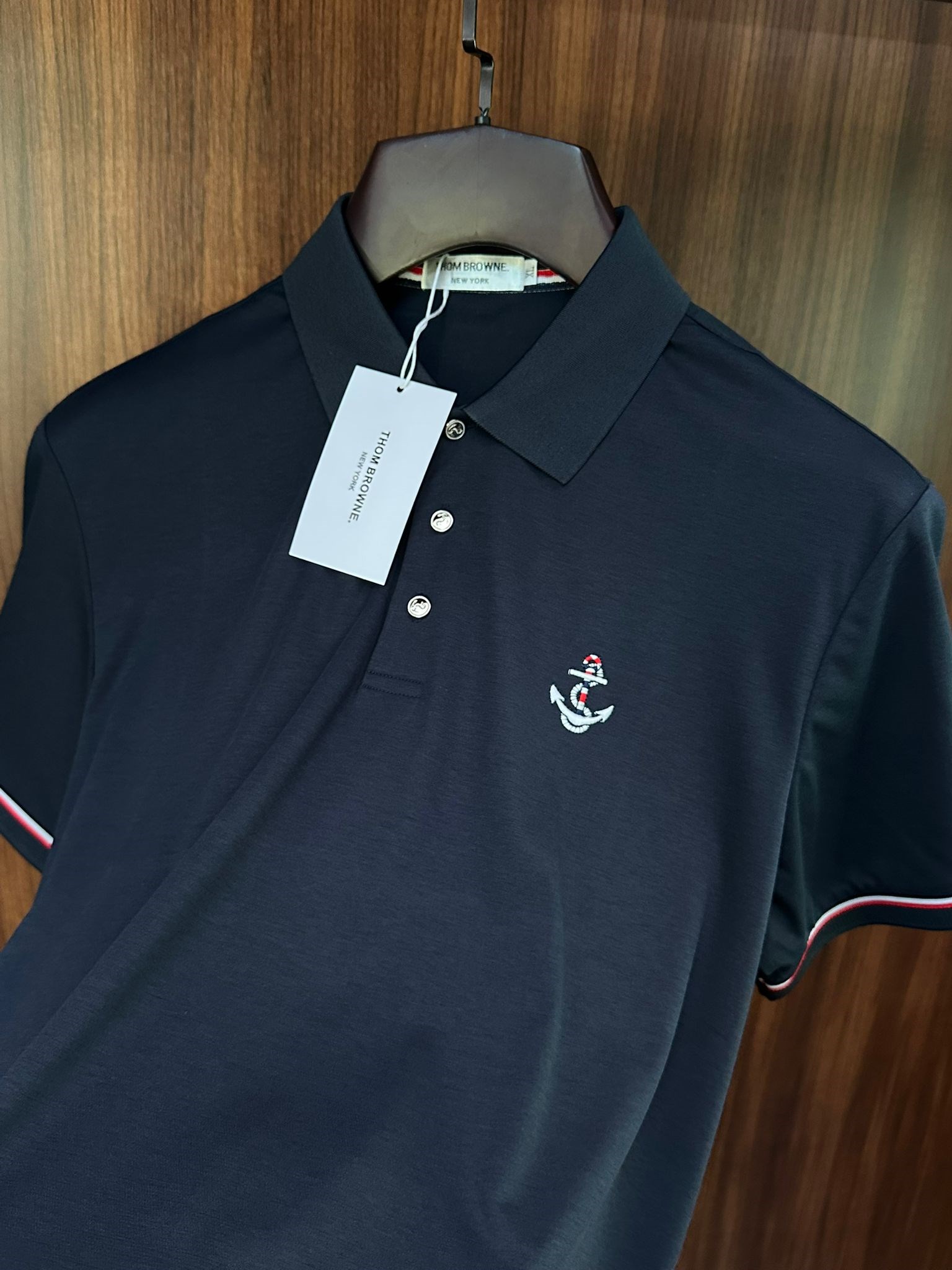 Göğüs Kabartma Nakış Logolu Yakalı T-Shirt