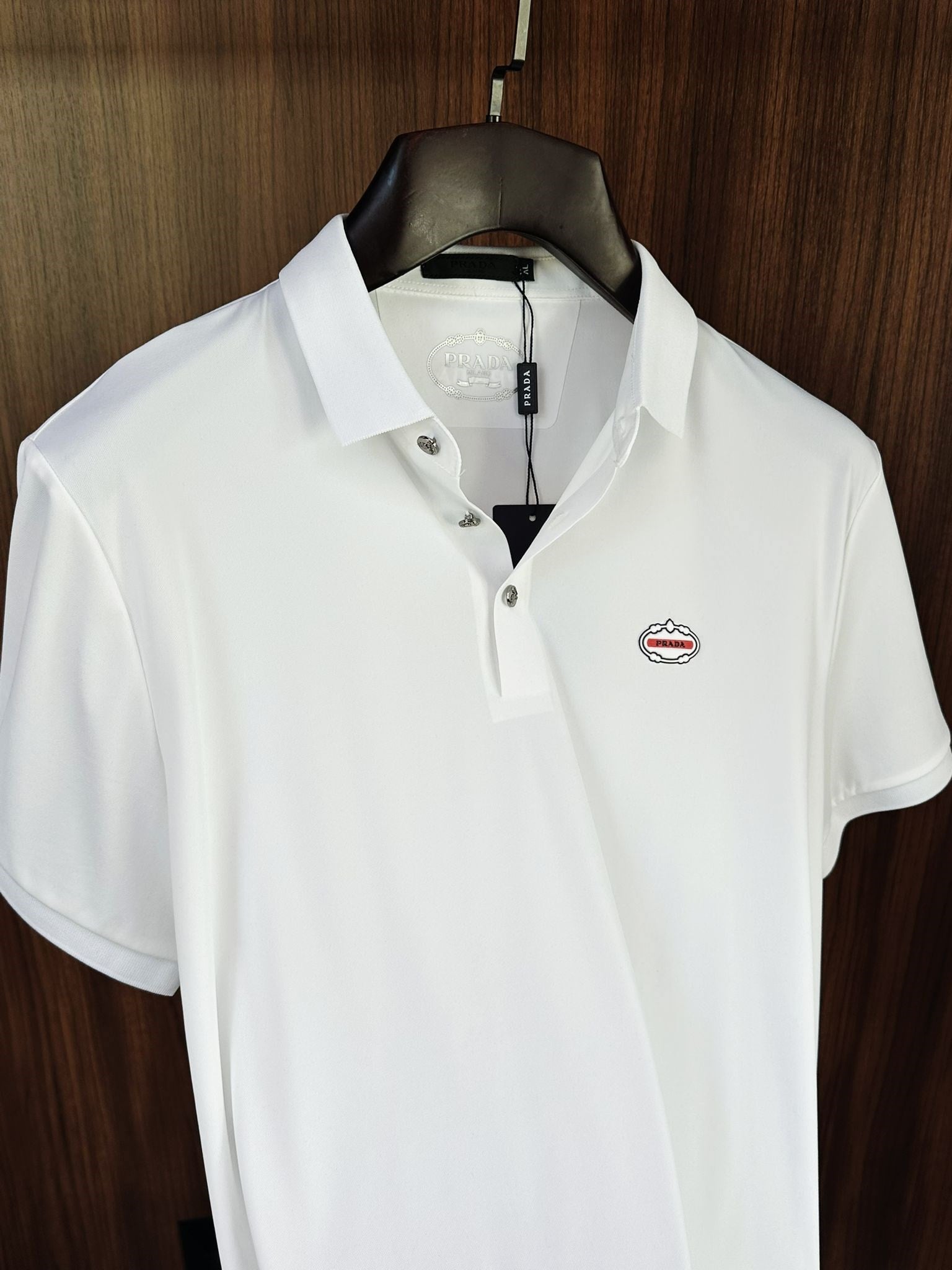 Göğüs Marka Logolu Modal Kumaş Yakalı T-Shirt