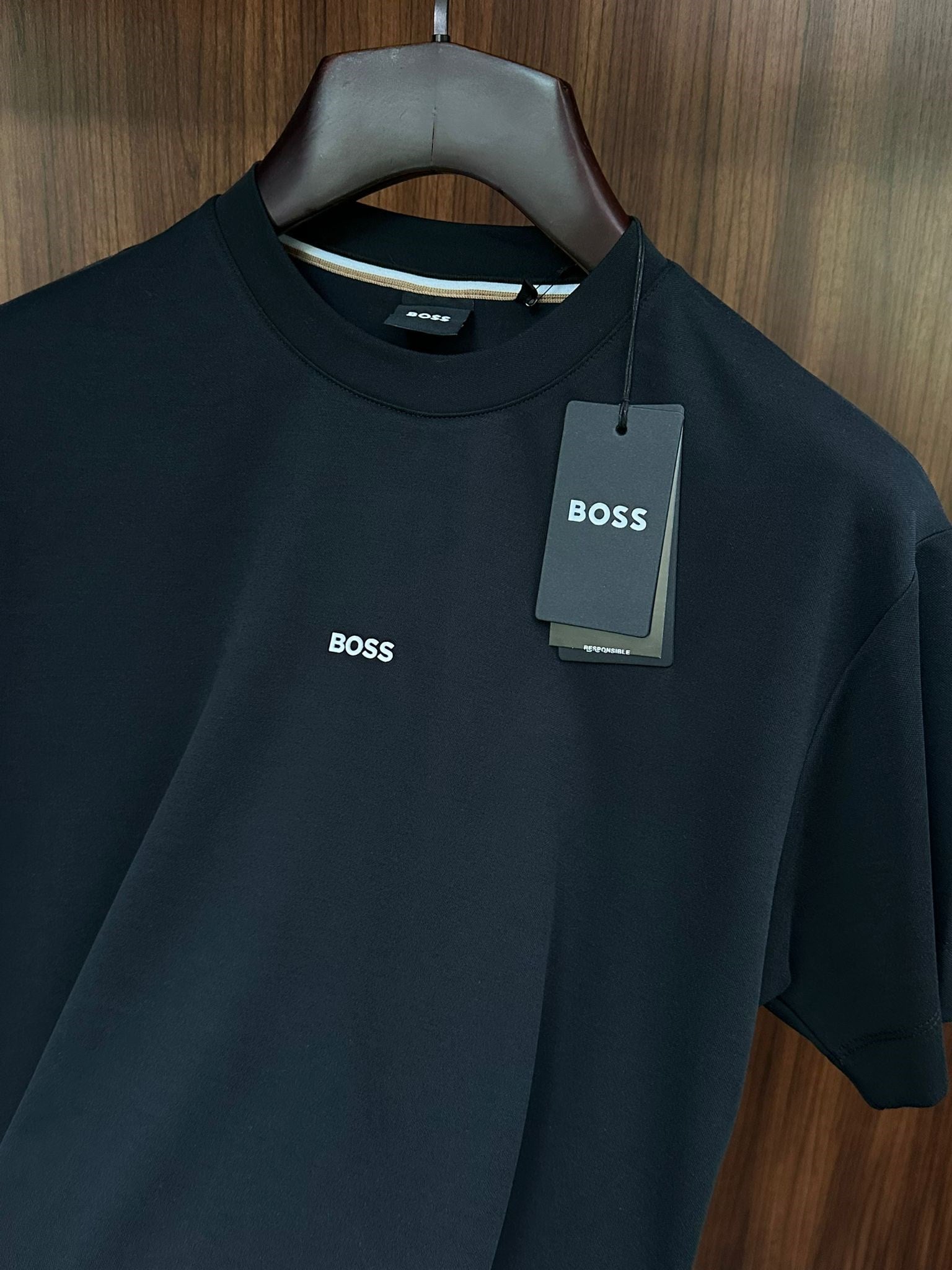 Göğüs Marka Yazılı Modal Kumaş T-Shirt