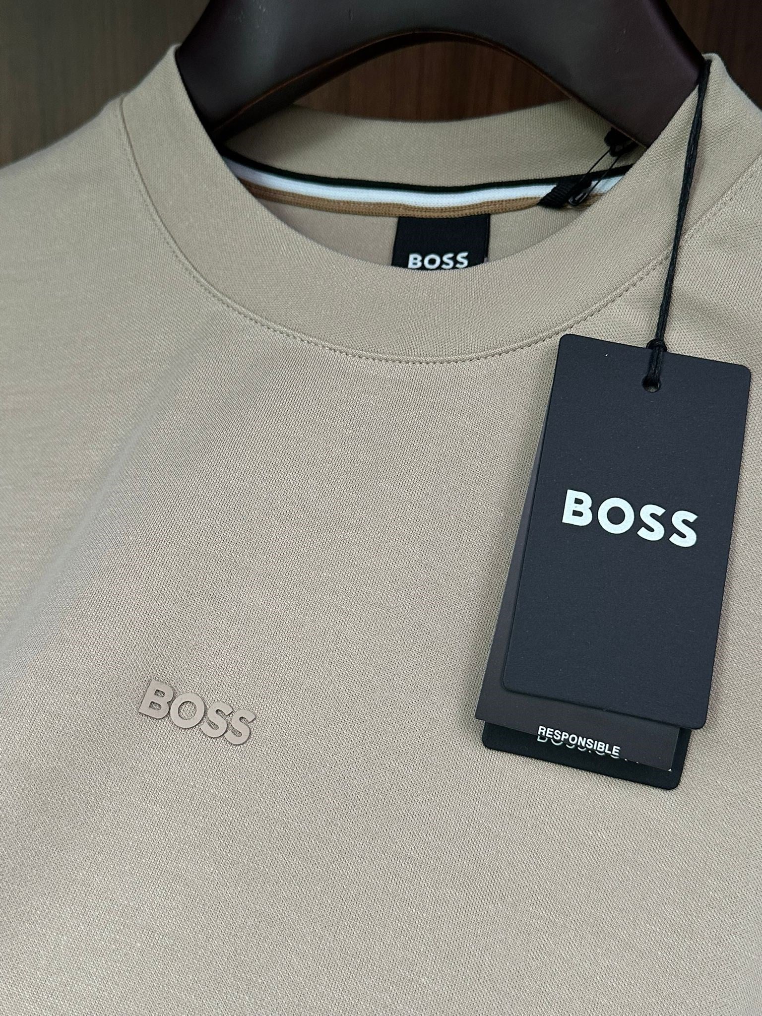 Göğüs Marka Yazılı Modal Kumaş T-Shirt