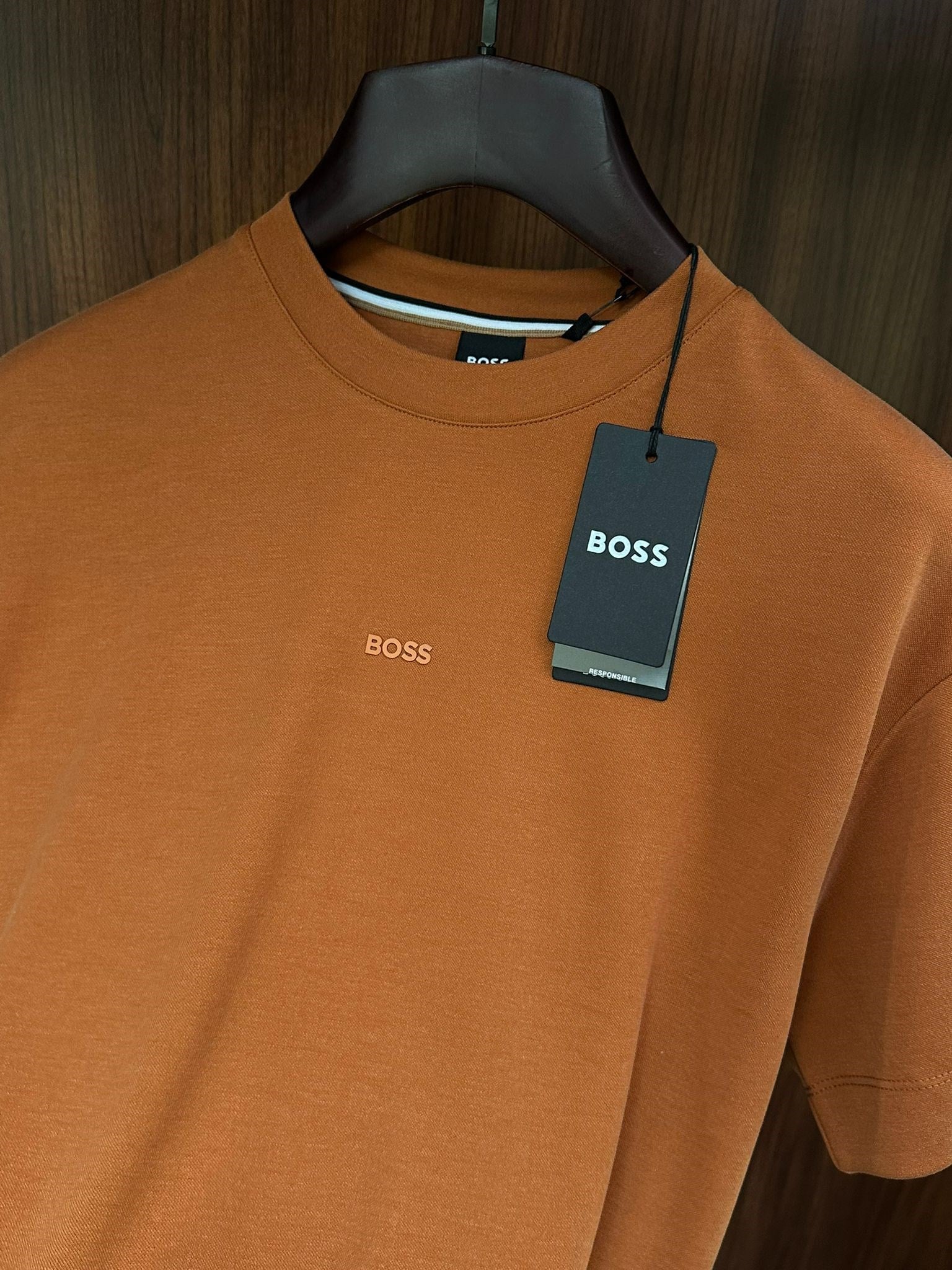 Göğüs Marka Yazılı Modal Kumaş T-Shirt